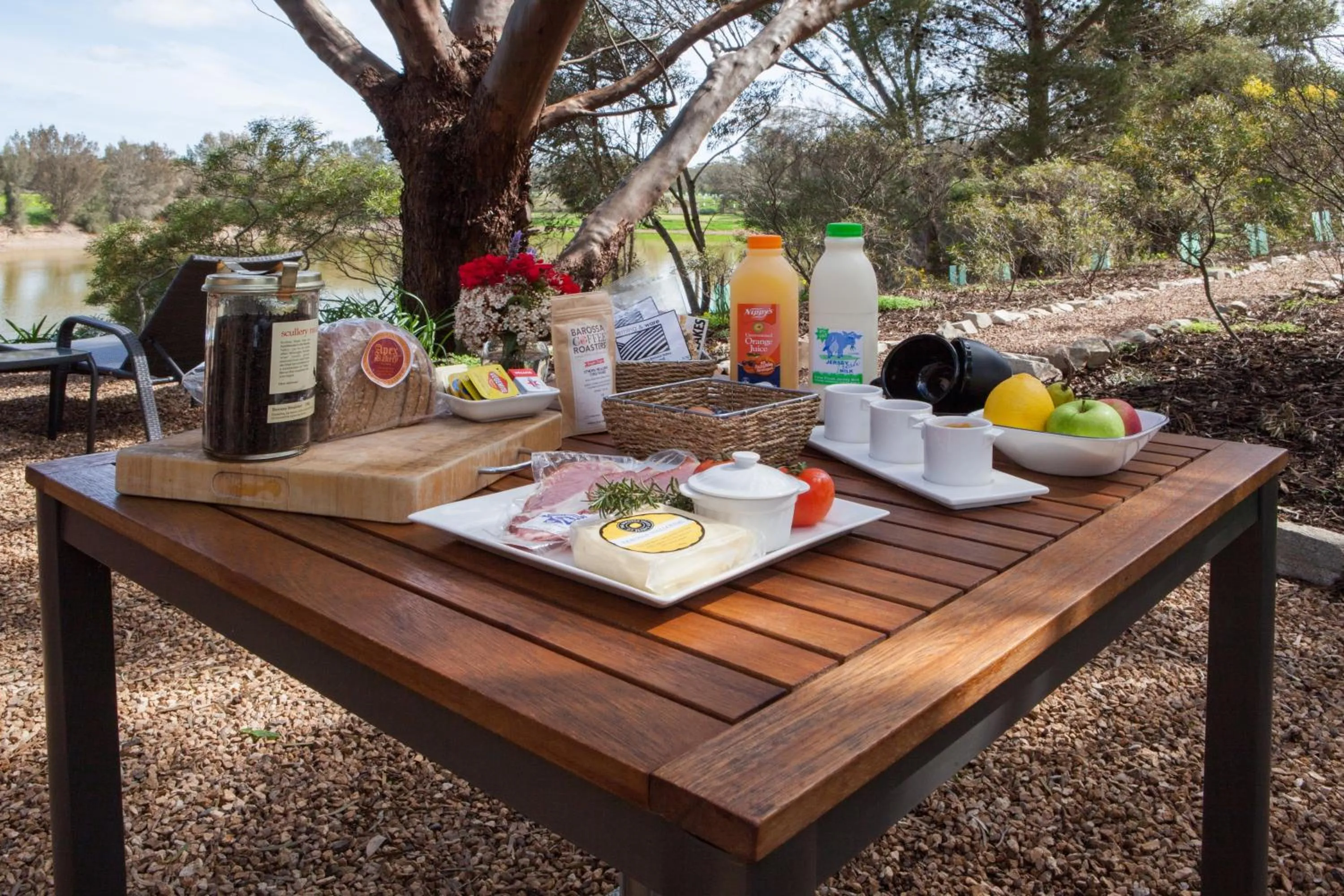 Food and drinks in Stonewell Cottages and Vineyards