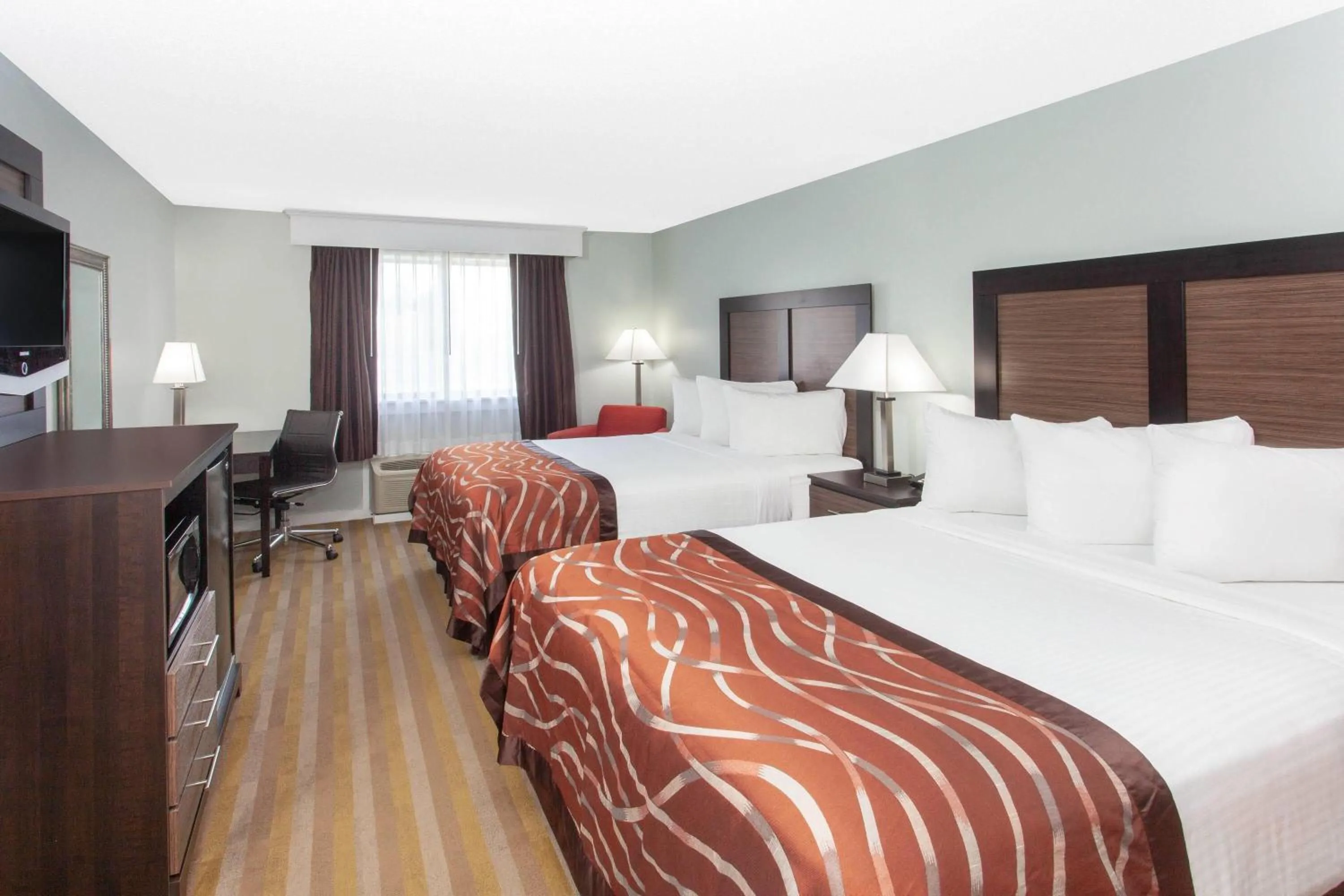 Photo of the whole room, Bed in Baymont by Wyndham Grand Haven