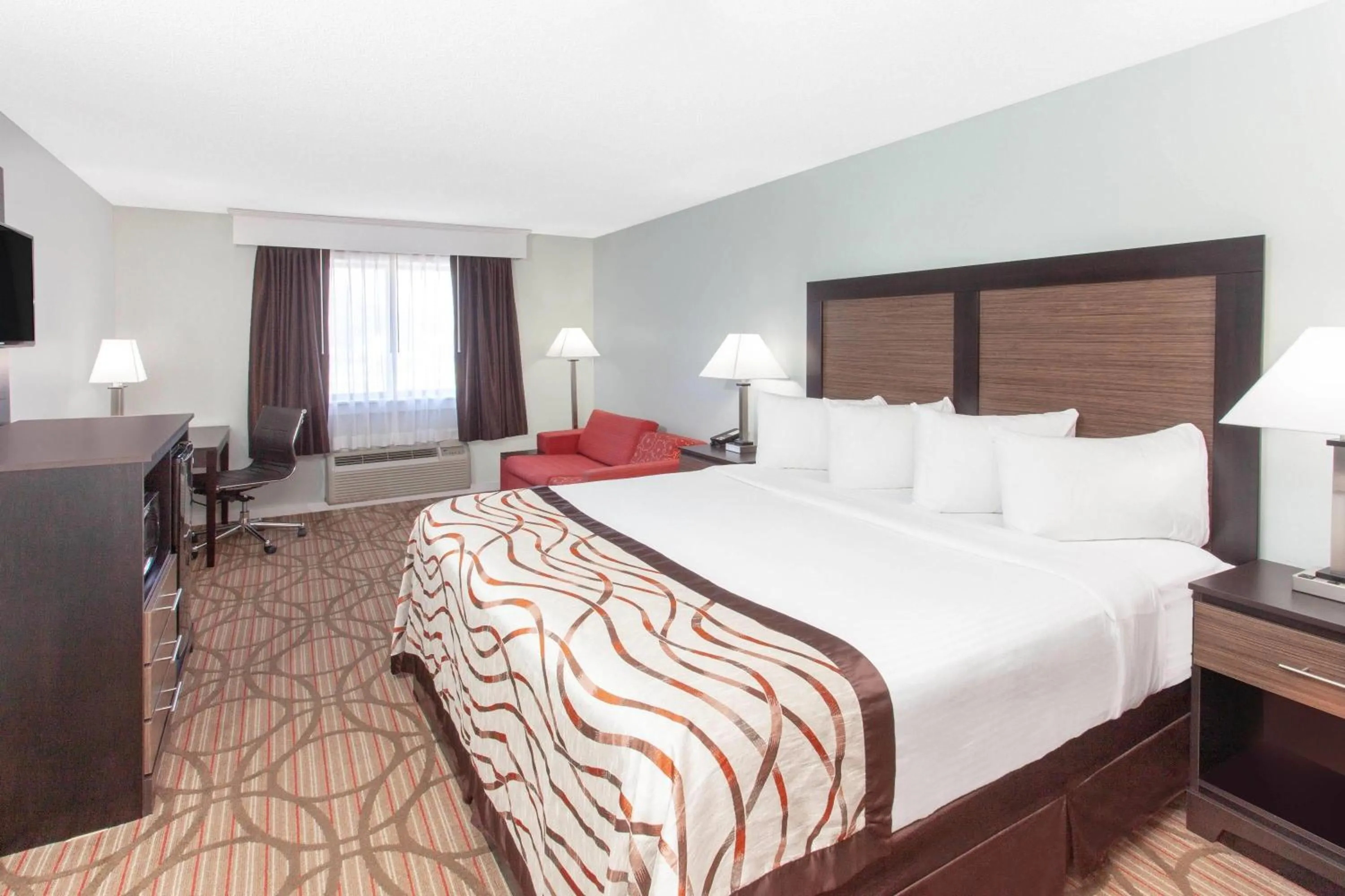 Photo of the whole room, Bed in Baymont by Wyndham Grand Haven