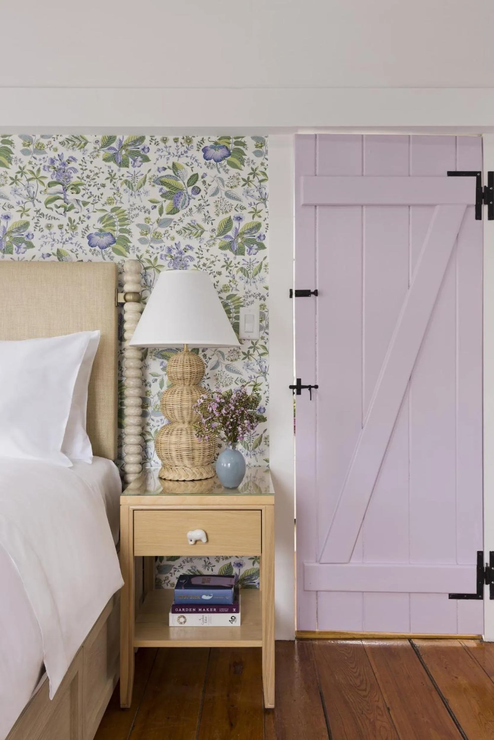 Bedroom, Bed in White Elephant Hotel