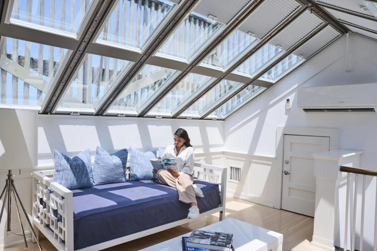 Seating area, Bed in White Elephant Hotel