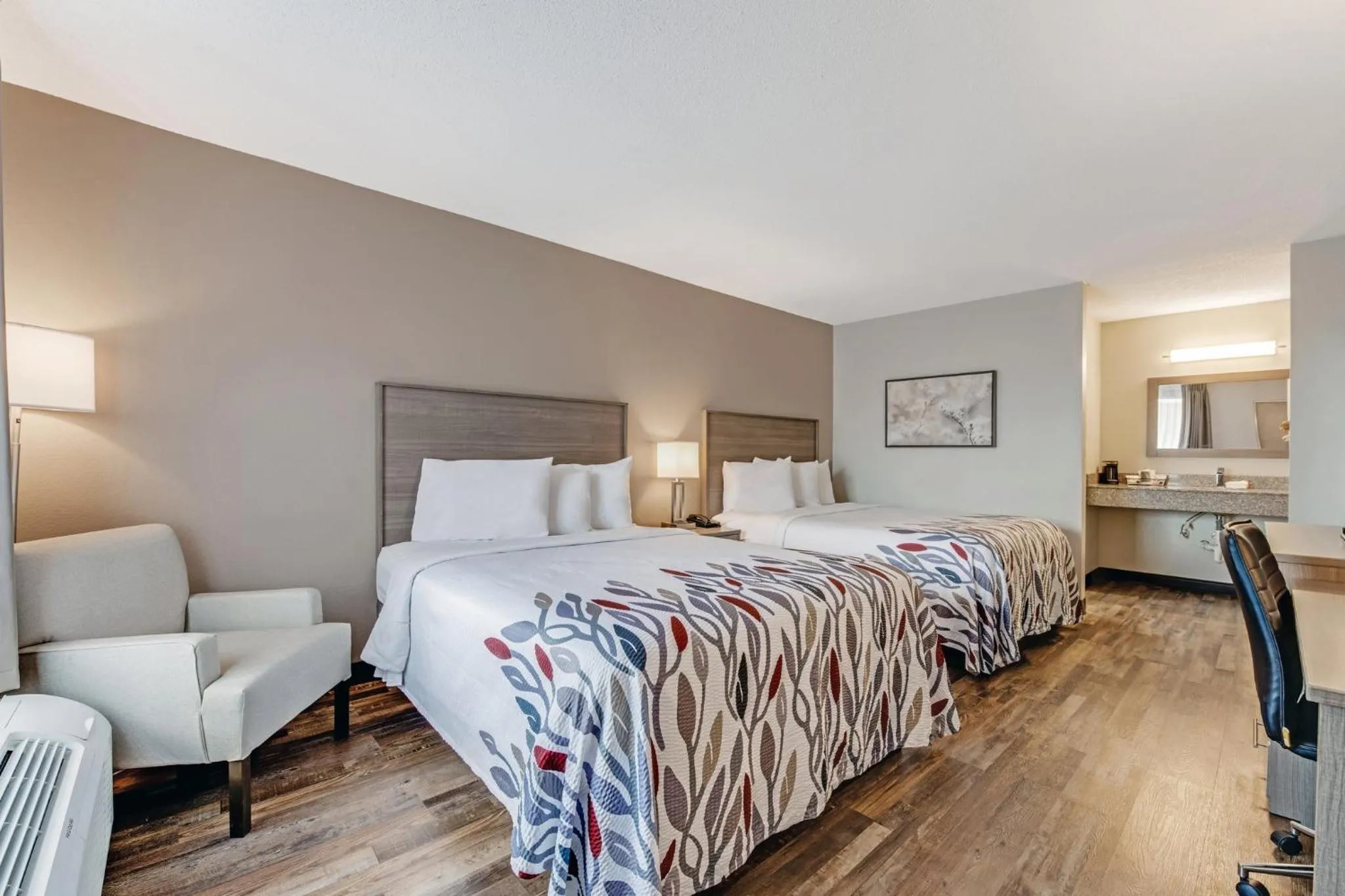 Photo of the whole room, Bed in Red Roof Inn & Suites Wilkesboro