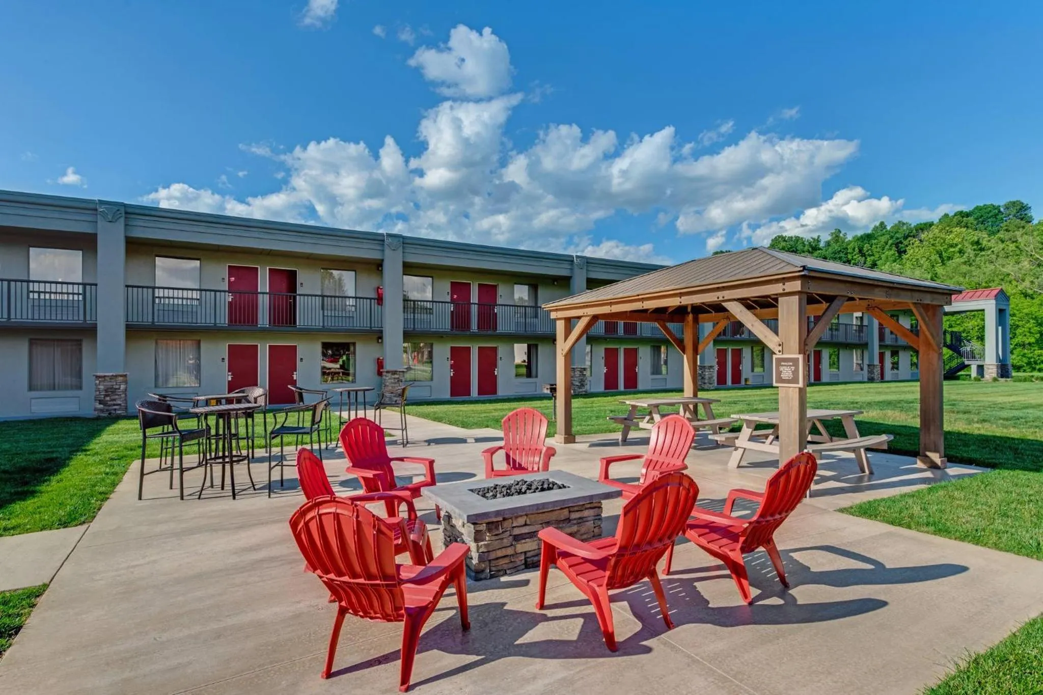 Inner courtyard view in Red Roof Inn & Suites Wilkesboro