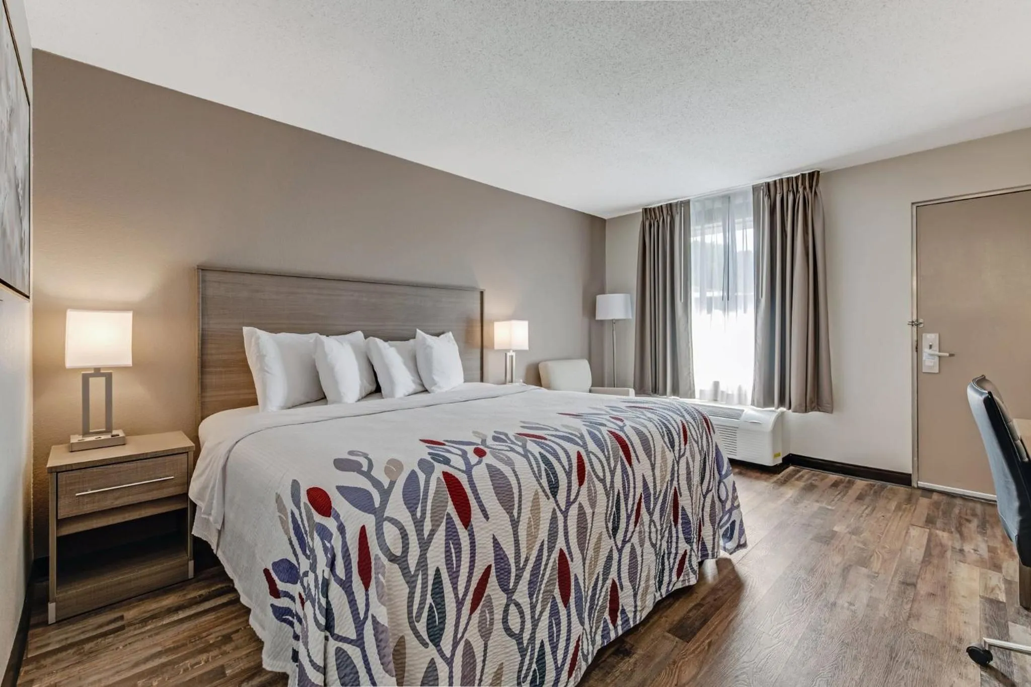 Photo of the whole room, Bed in Red Roof Inn & Suites Wilkesboro