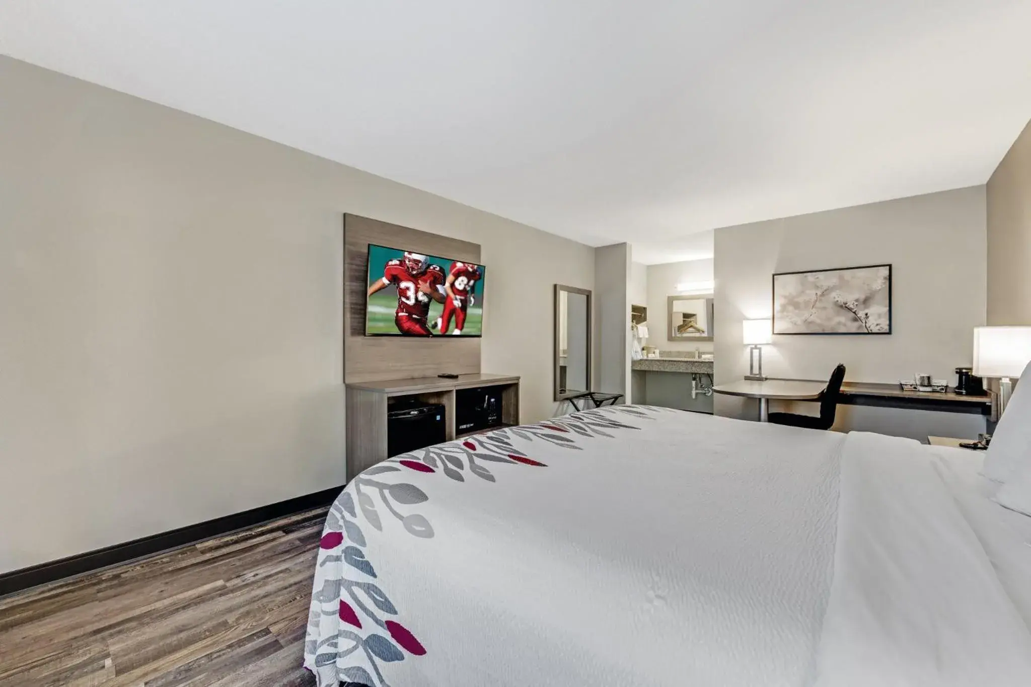 Superior King Room Non-Smoking in Red Roof Inn & Suites Wilkesboro Superior King Room Non-Smoking in Red Roof Inn & Suites Wilkesboro