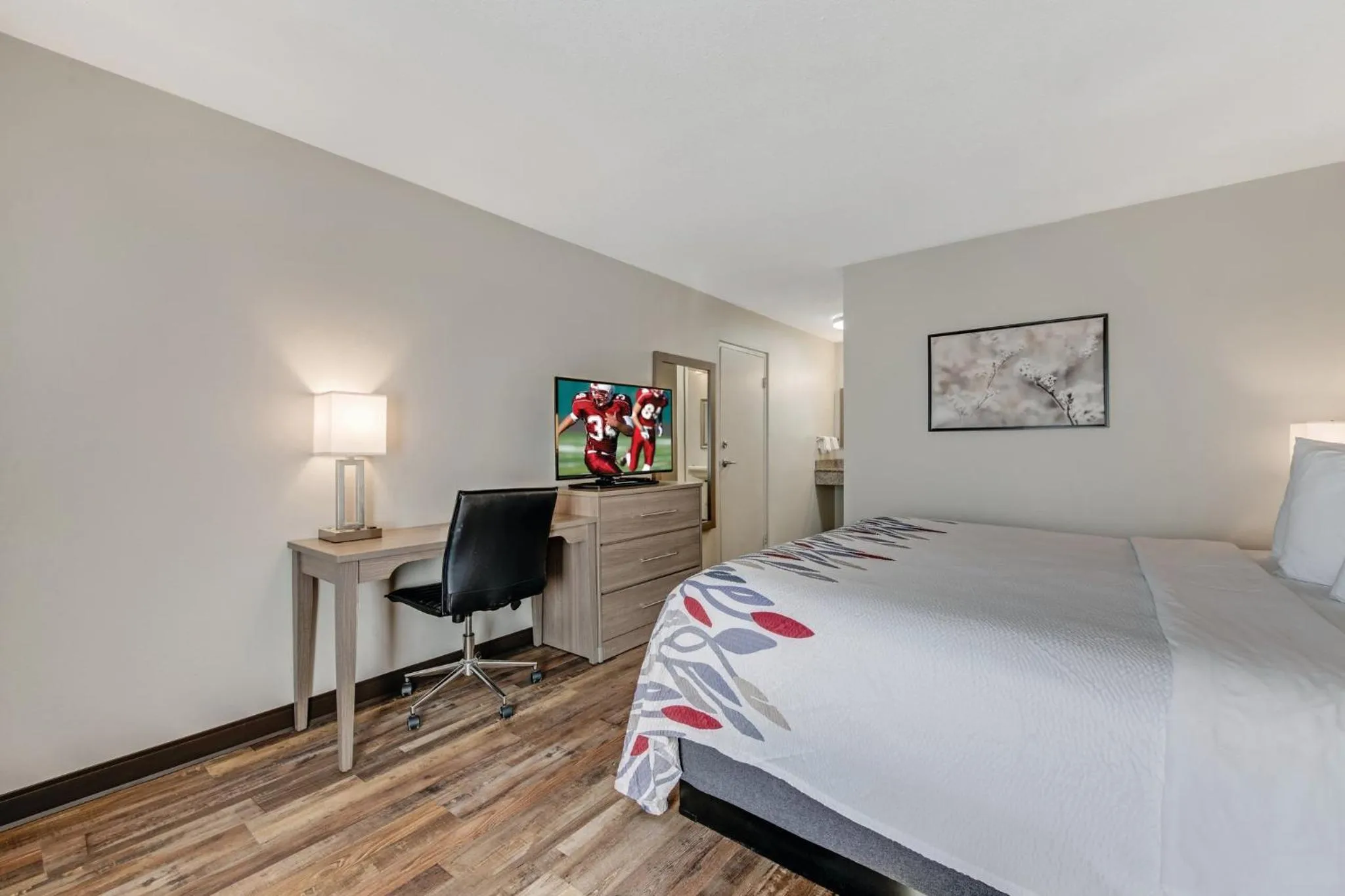 Photo of the whole room, Bed in Red Roof Inn & Suites Wilkesboro