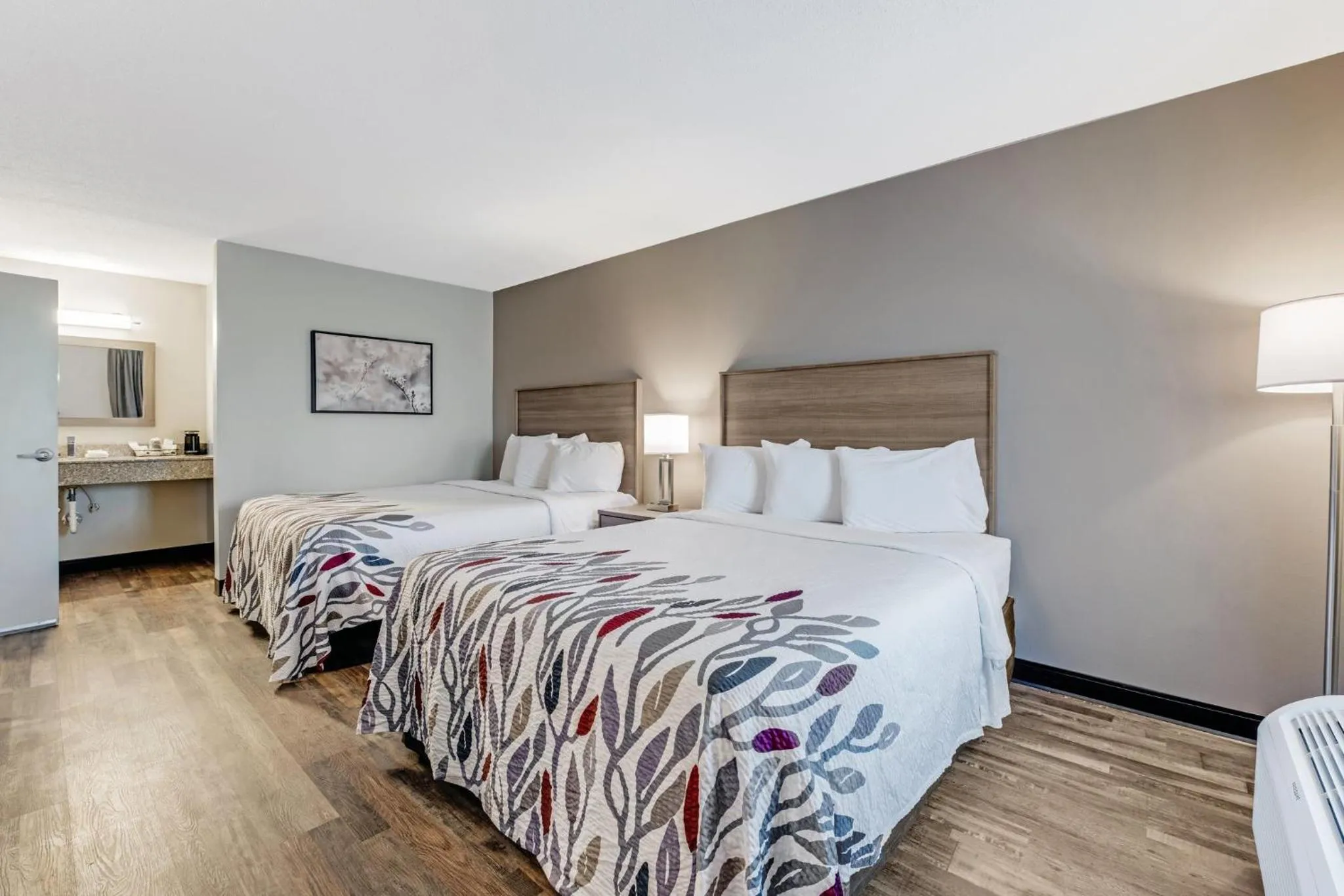 Photo of the whole room, Bed in Red Roof Inn & Suites Wilkesboro