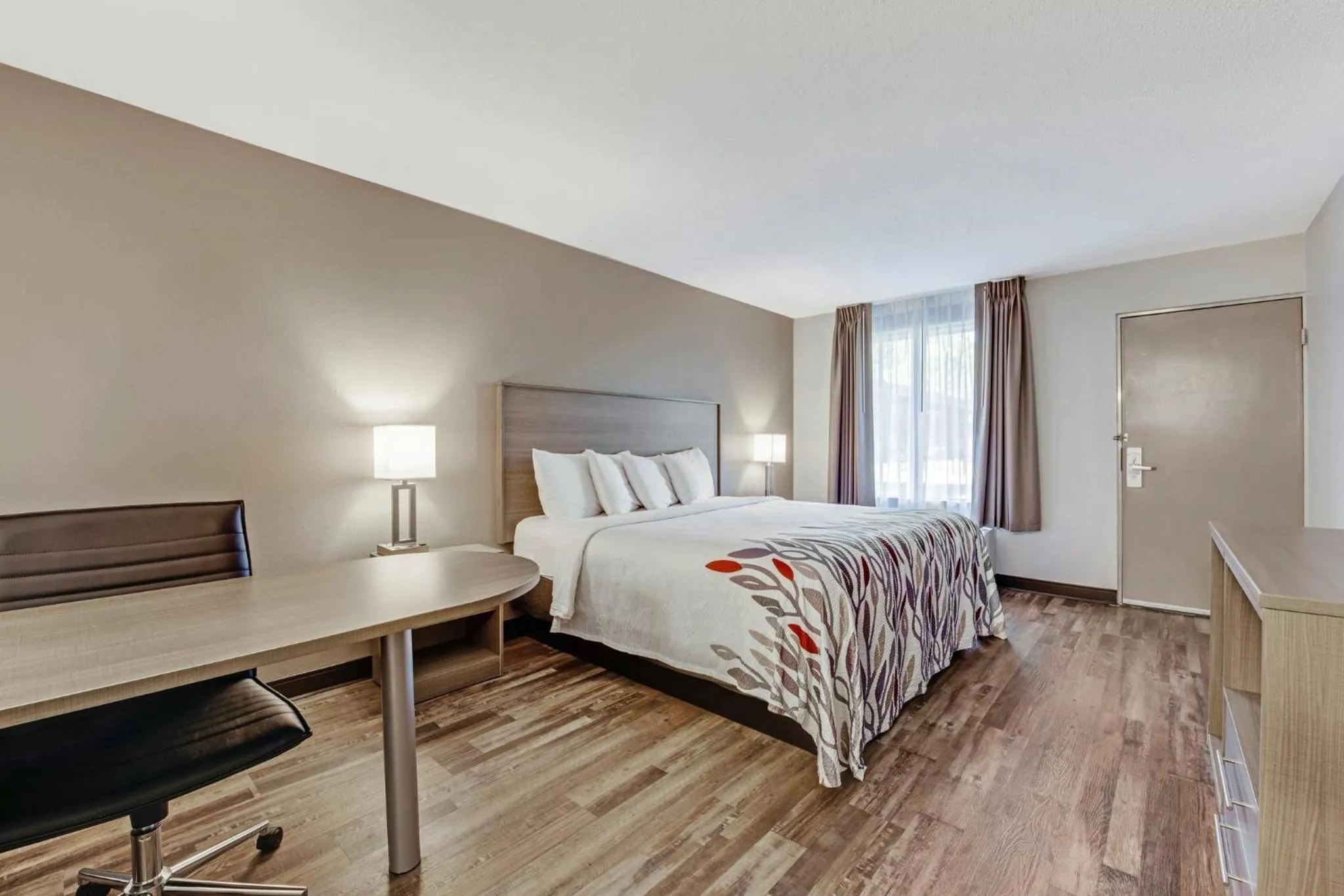 Photo of the whole room, Bed in Red Roof Inn & Suites Wilkesboro