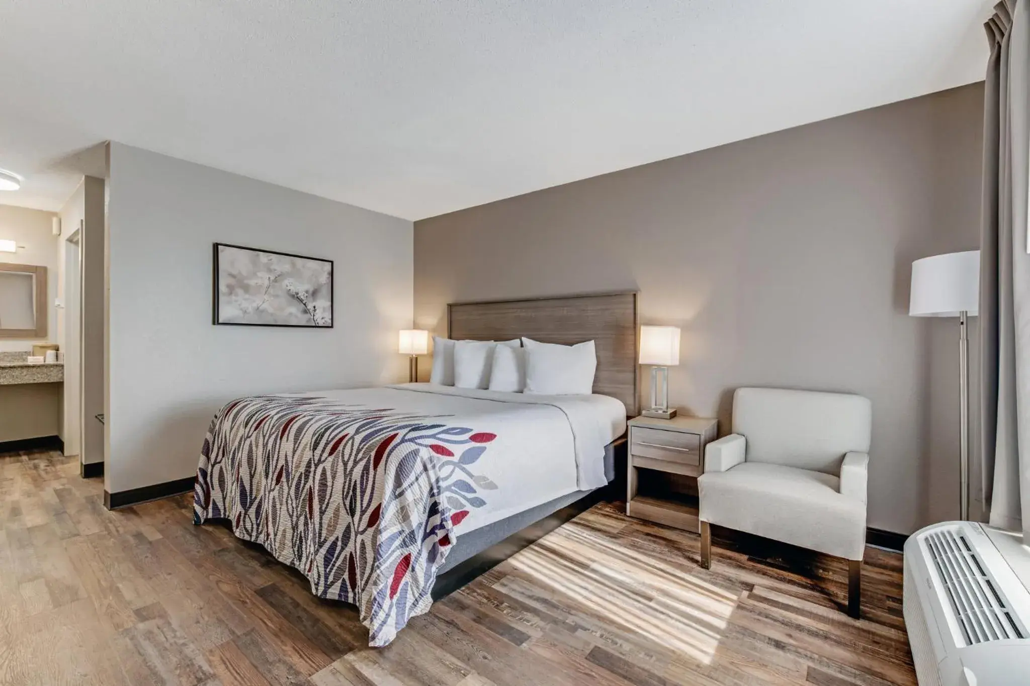 Deluxe King Room Disability Access Non-Smoking in Red Roof Inn & Suites Wilkesboro Deluxe King Room Disability Access Non-Smoking in Red Roof Inn & Suites Wilkesboro