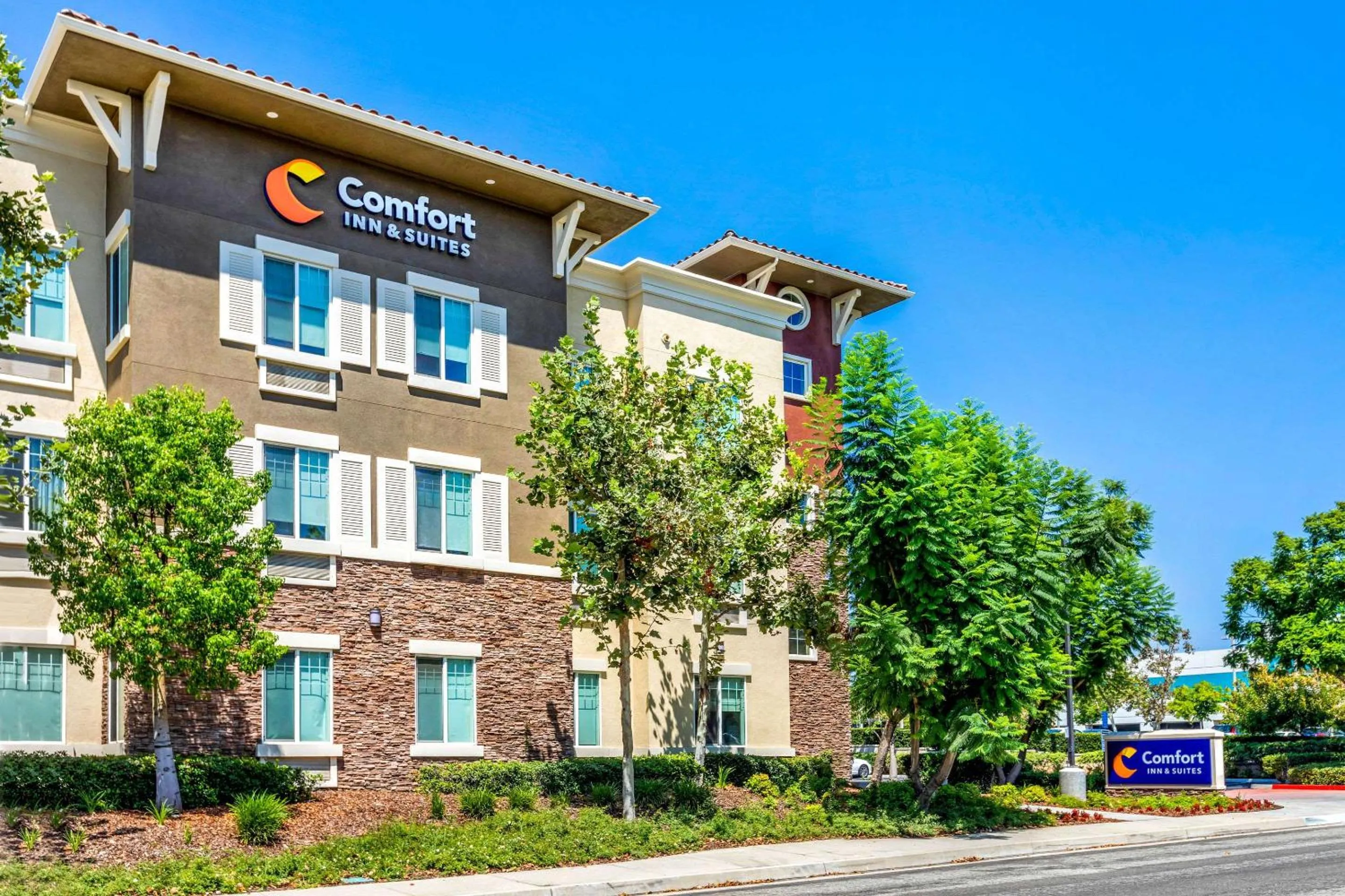 Property building in Comfort Inn & Suites Near Ontario Airport