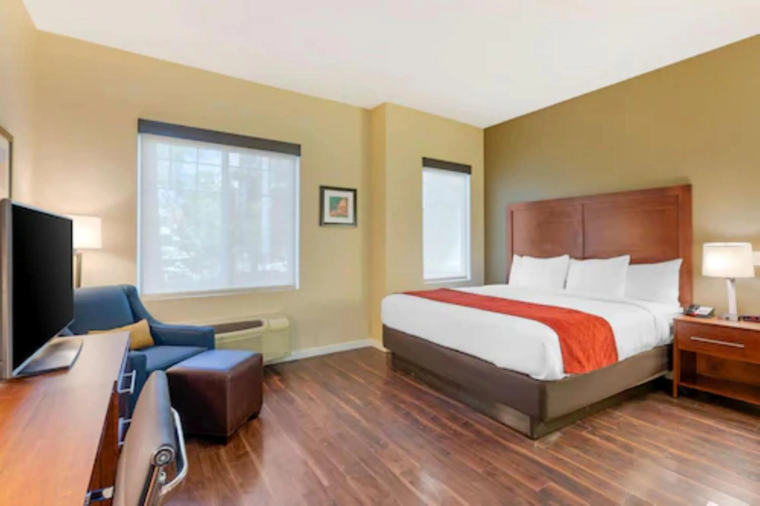 Bed in Comfort Inn & Suites Near Ontario Airport