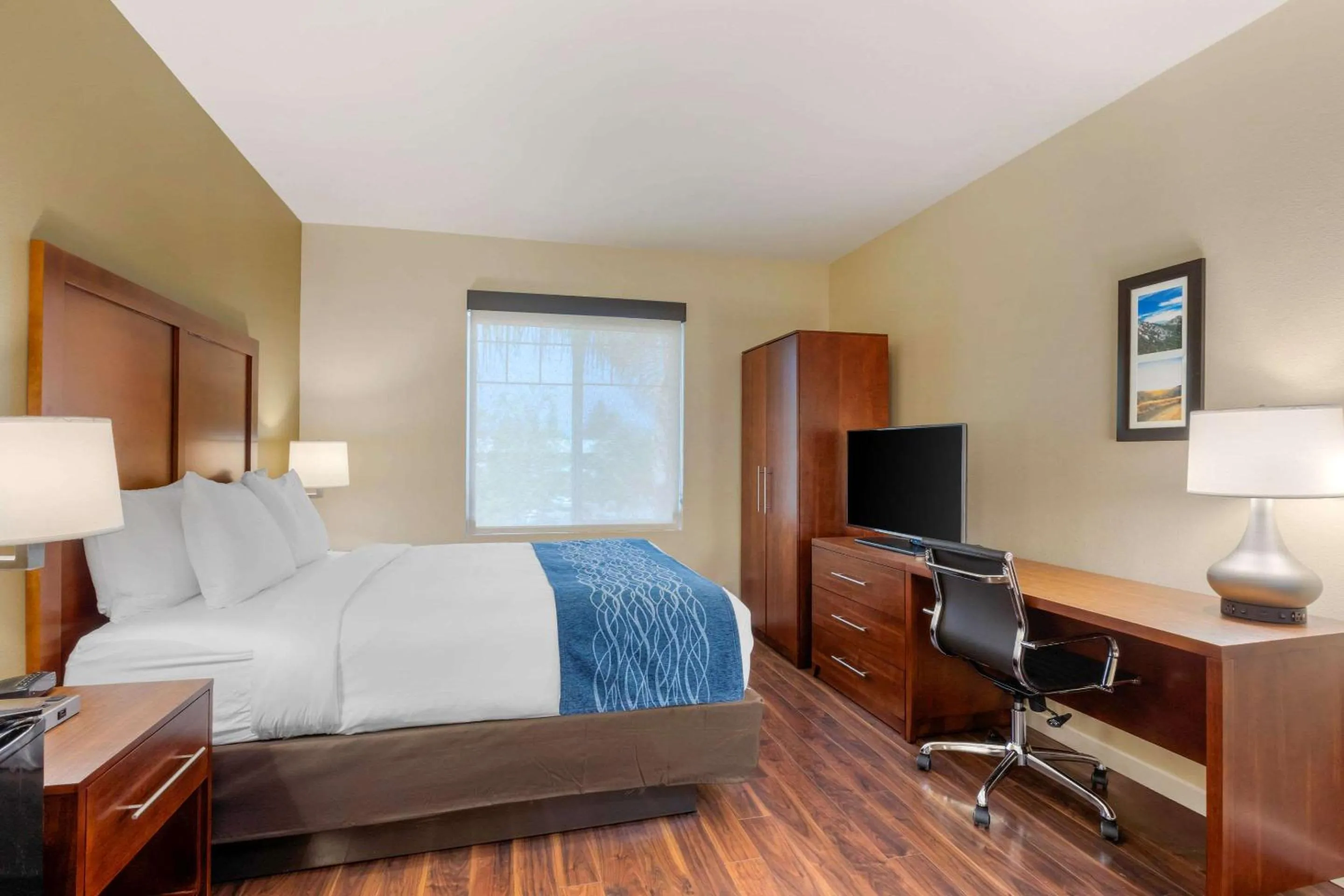 Bed in Comfort Inn & Suites Near Ontario Airport
