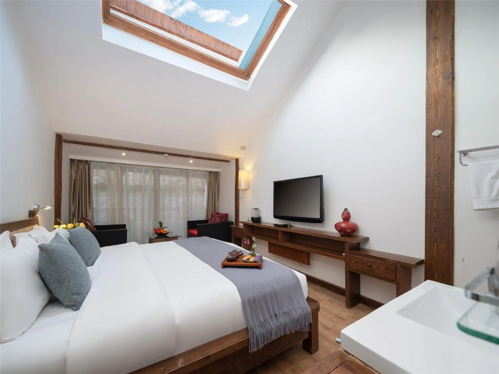 Property building, Bed in Lijiang Merry Inn