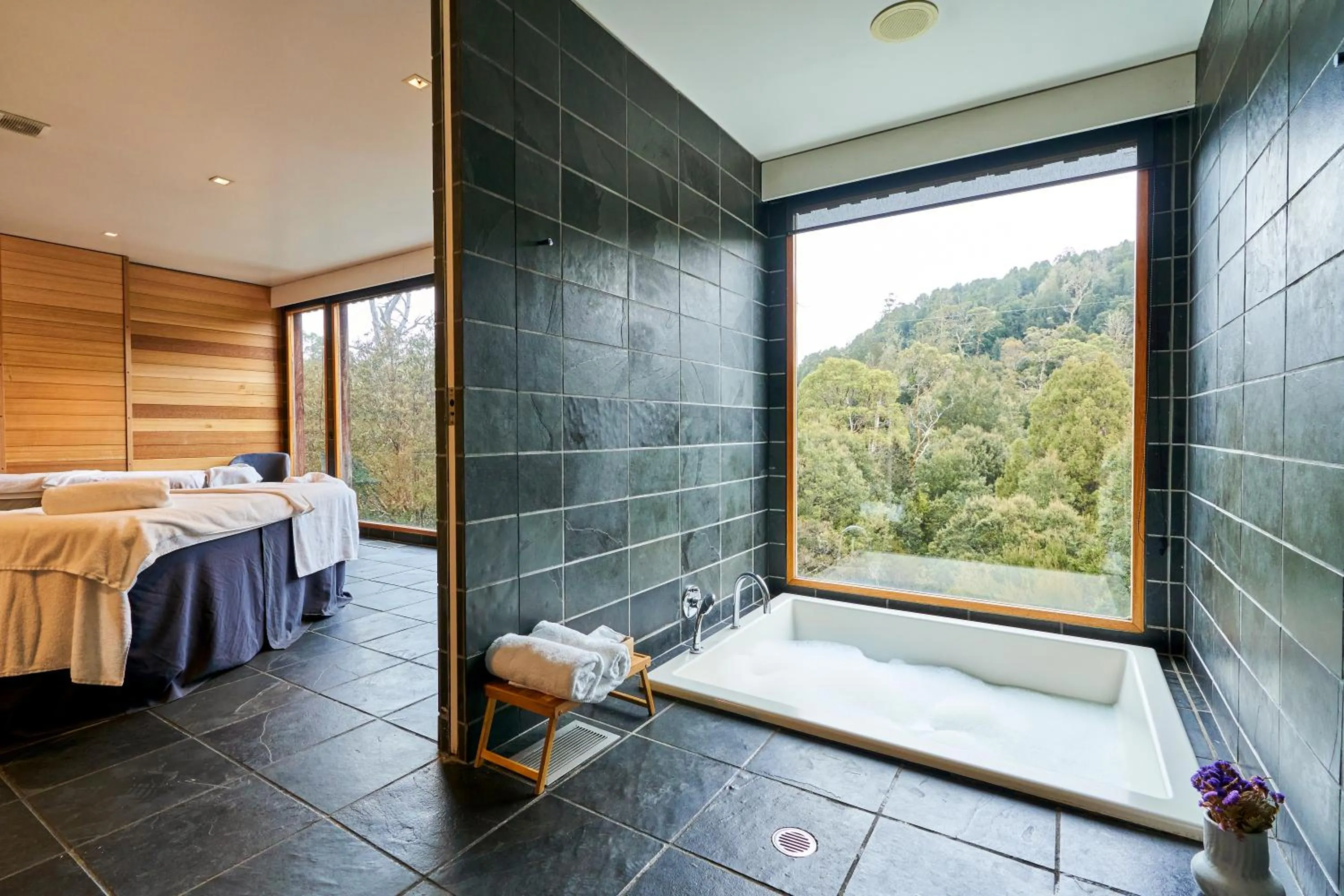 Hot Tub, Bed in Peppers Cradle Mountain Lodge