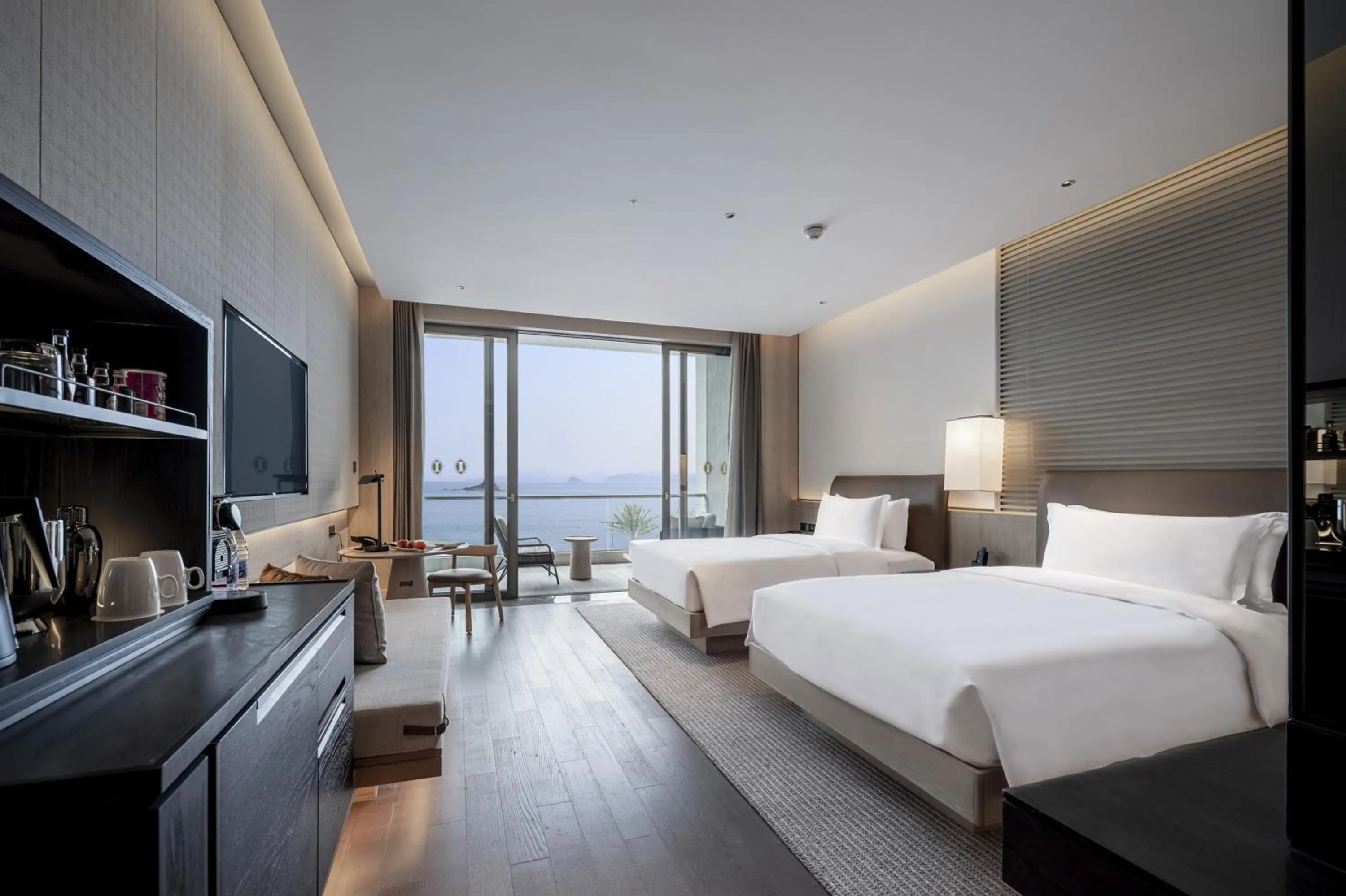 Bed in Intercontinental Shenzhen Dameisha Resort by IHG
