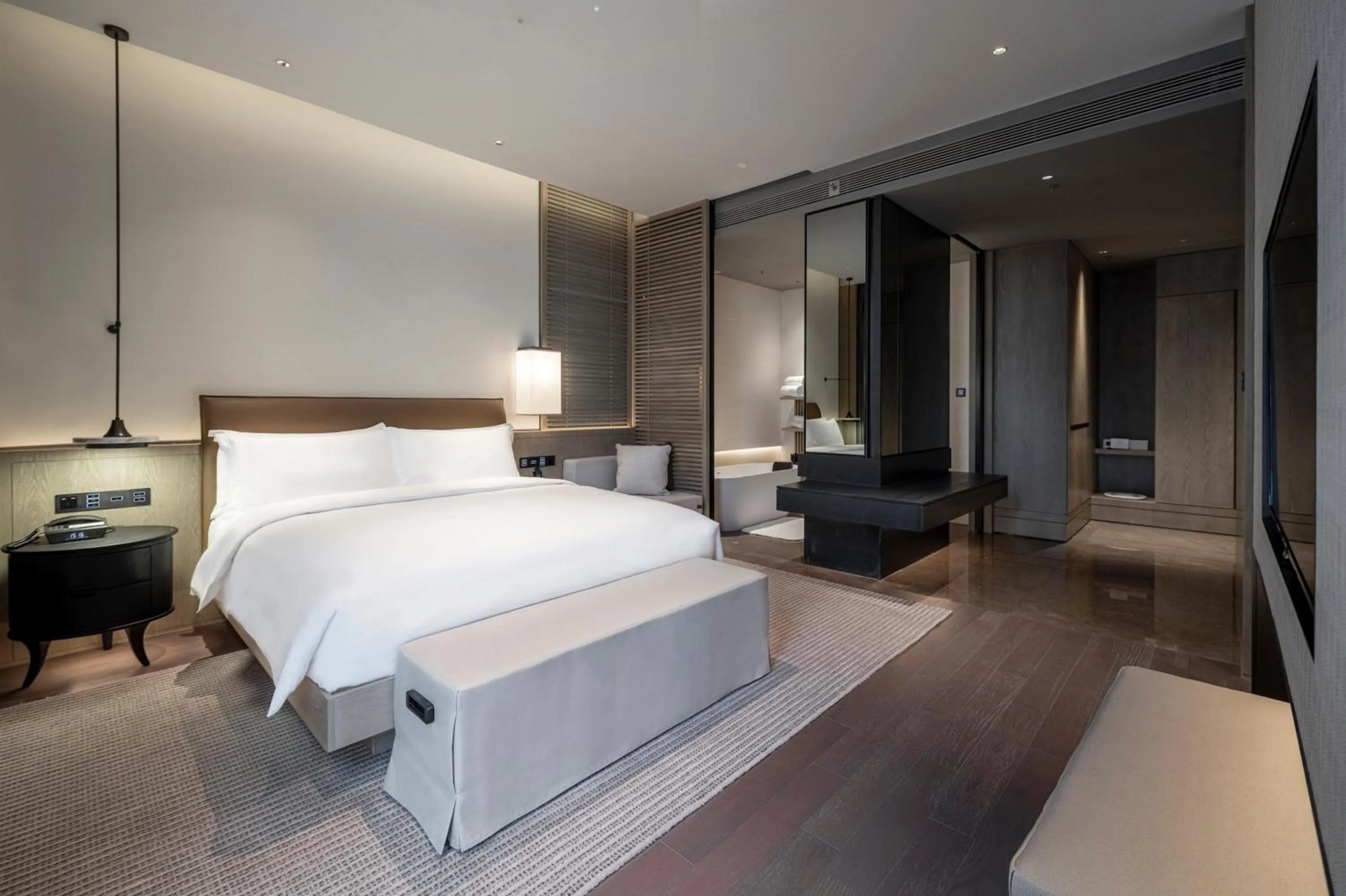 Photo of the whole room, Bed in Intercontinental Shenzhen Dameisha Resort by IHG