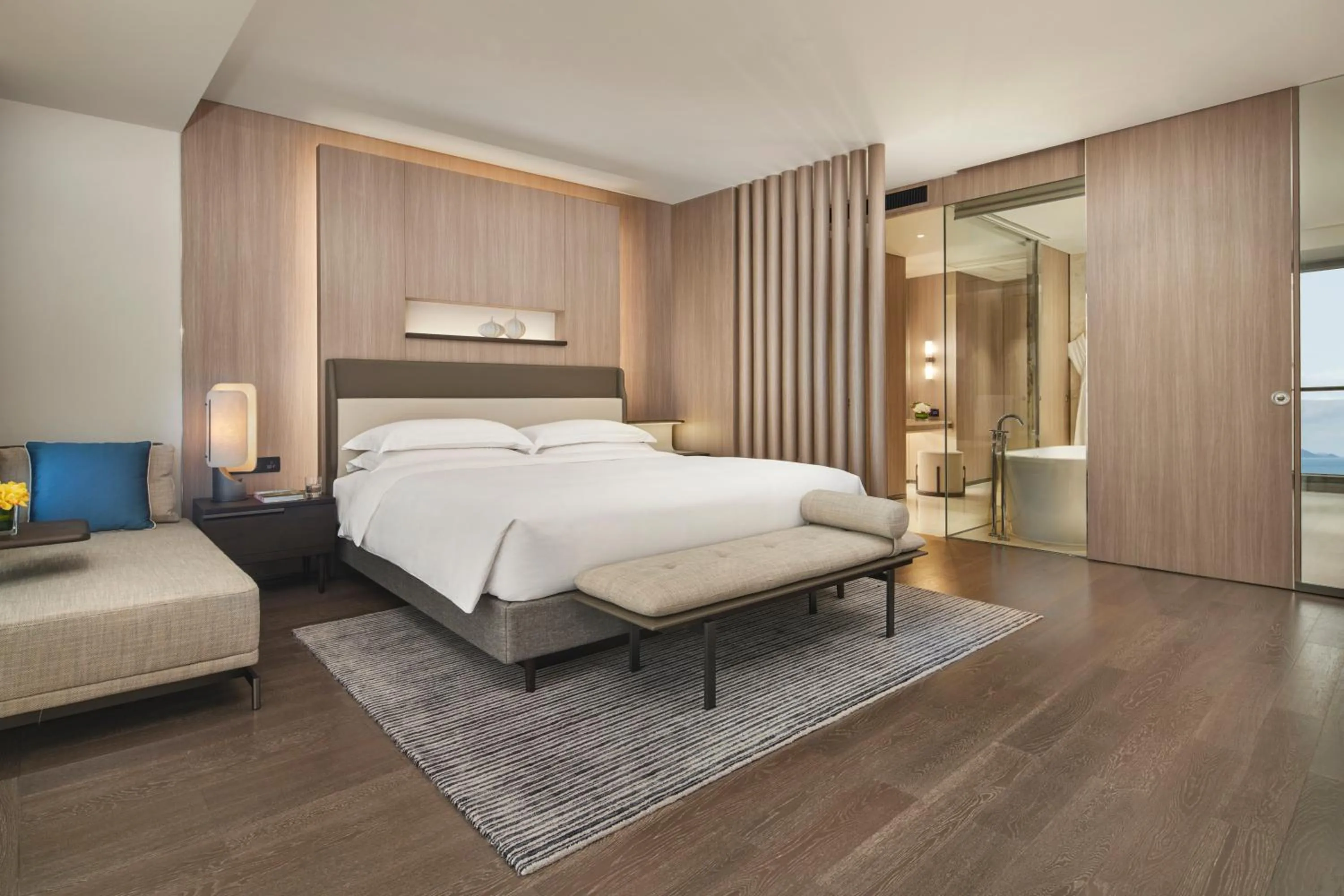 Photo of the whole room, Bed in Intercontinental Shenzhen Dameisha Resort by IHG