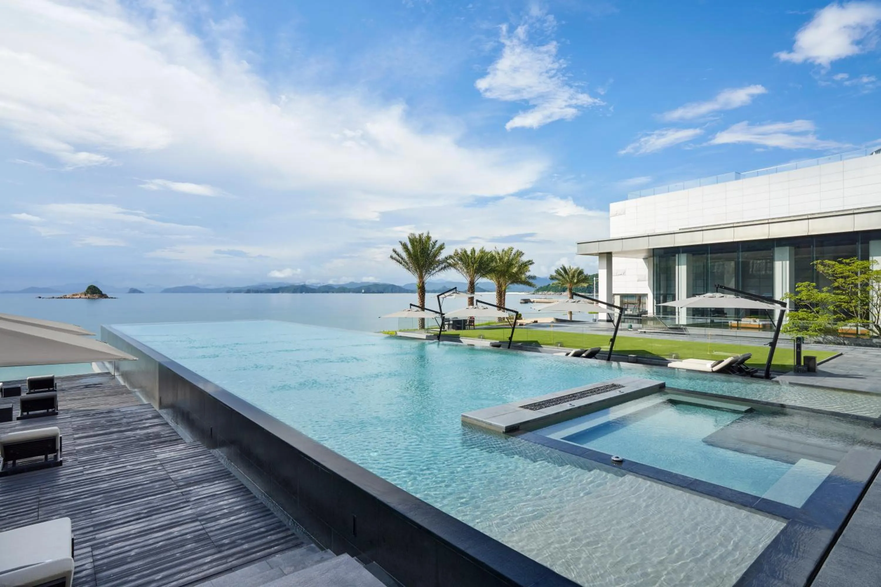 Swimming pool in Intercontinental Shenzhen Dameisha Resort by IHG