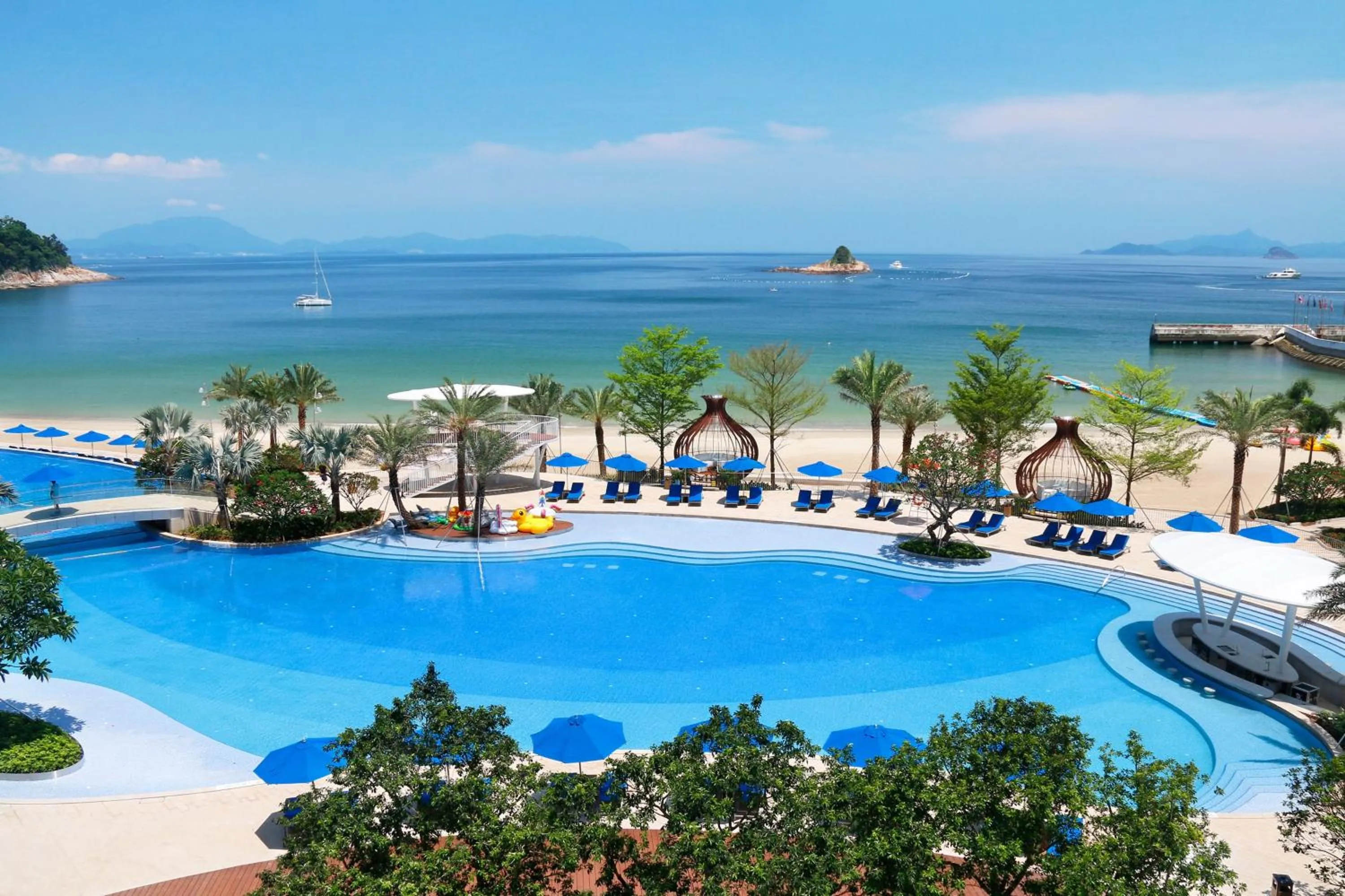 Swimming pool in Intercontinental Shenzhen Dameisha Resort by IHG