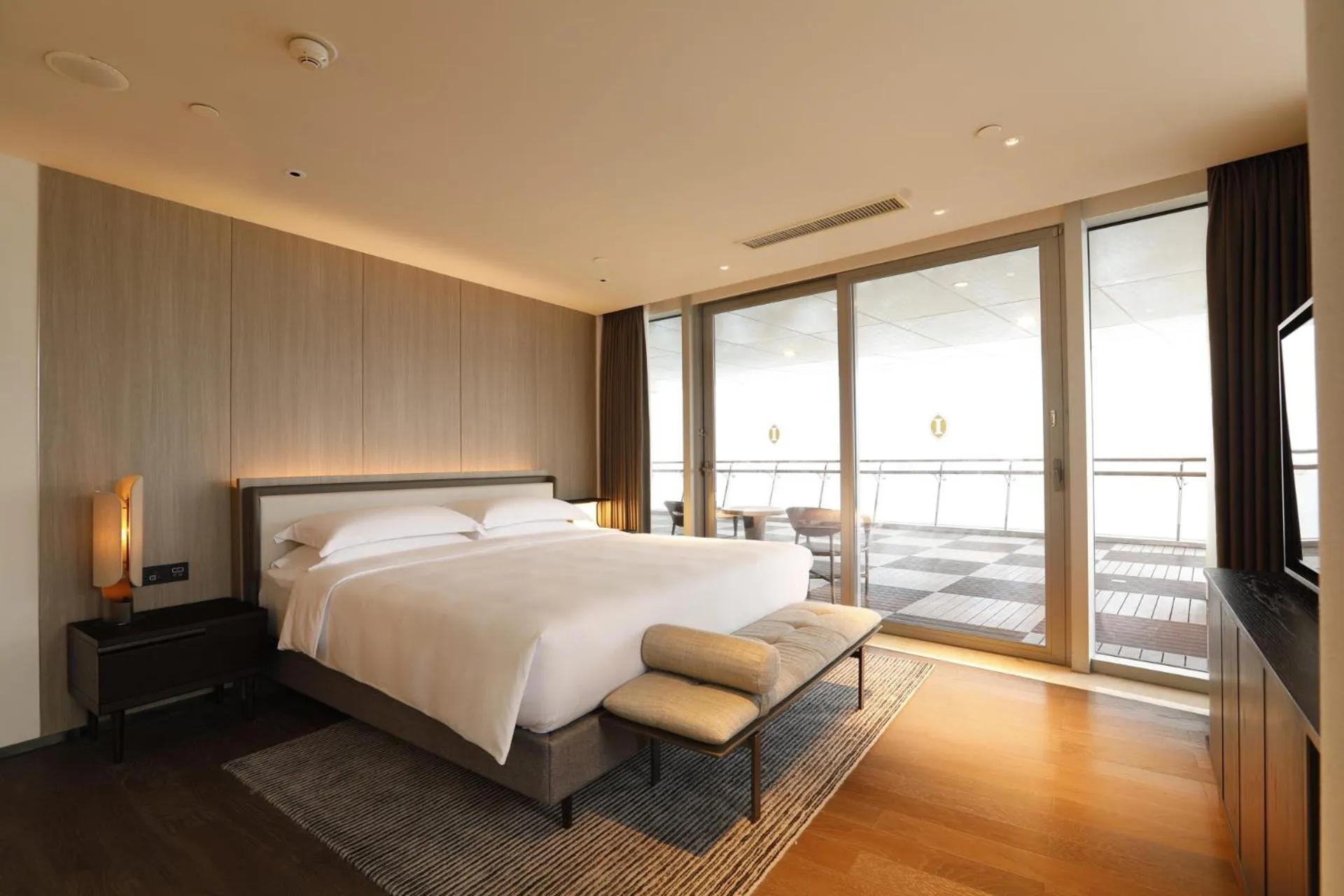 Bed in Intercontinental Shenzhen Dameisha Resort by IHG