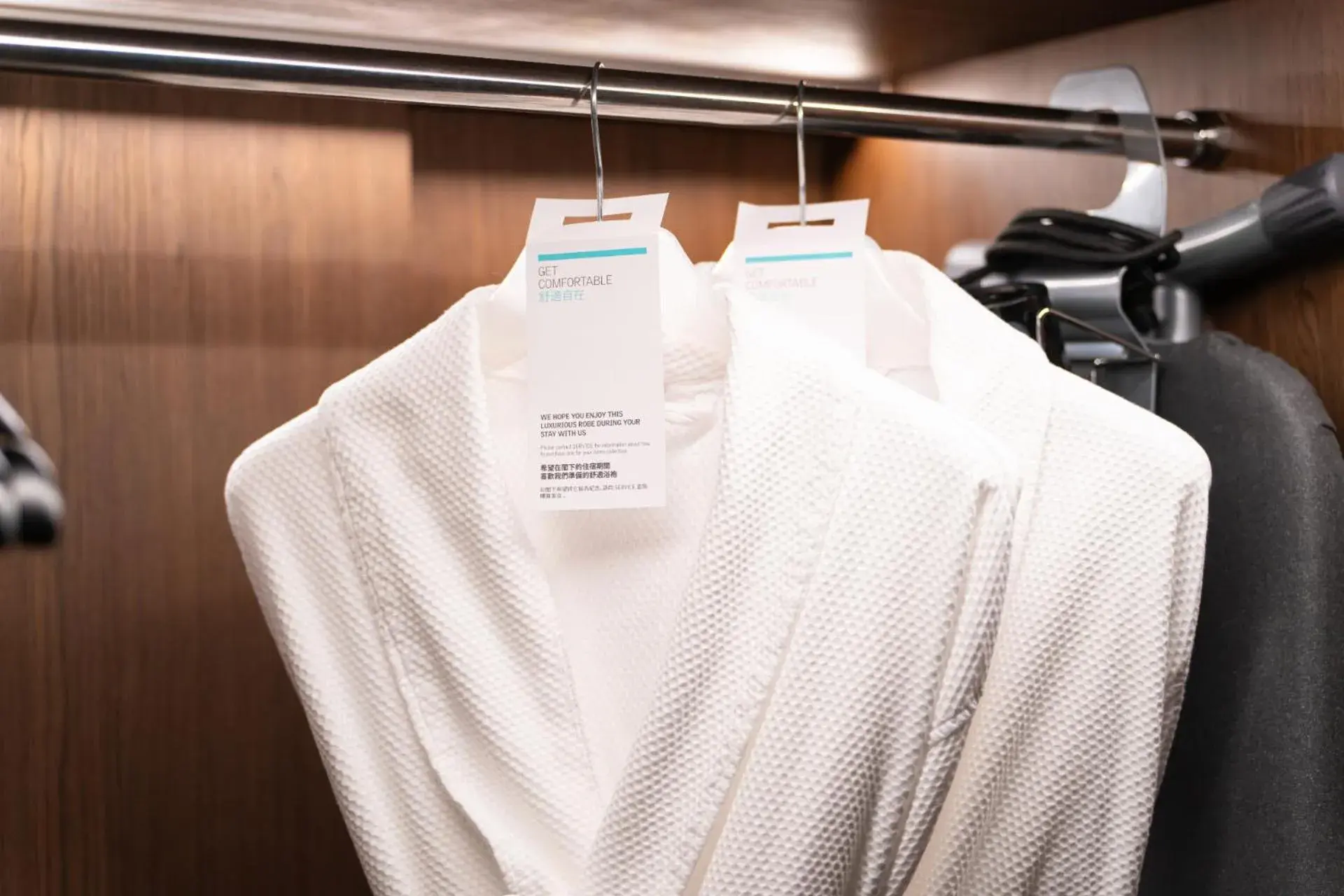 Corner Room with King Bed and Oceanfront View in Le Méridien Hong Kong, Cyberport Corner Room with King Bed and Oceanfront View in Le Méridien Hong Kong, Cyberport