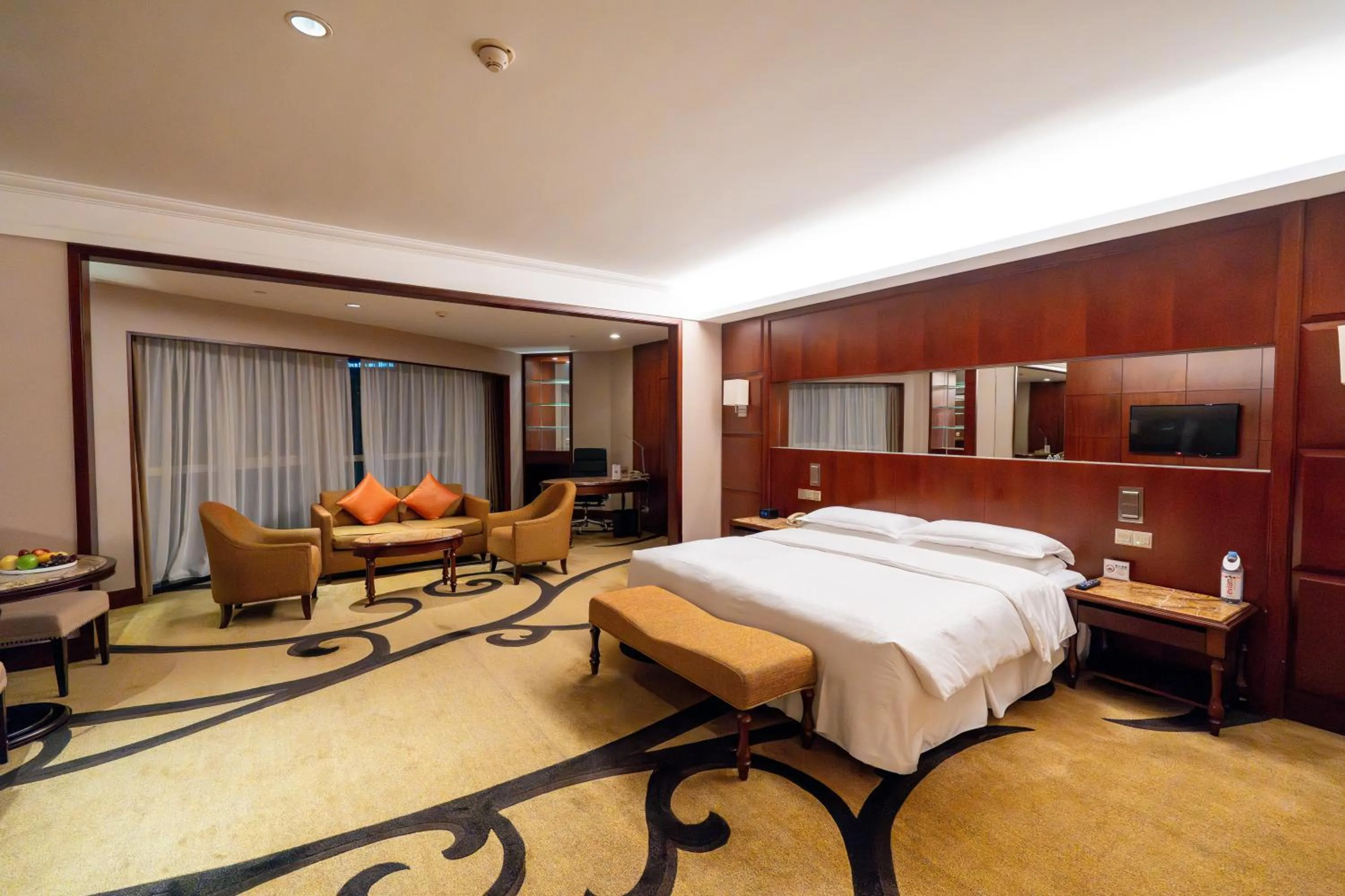 Bedroom, Bed in Sheraton Shenzhen Futian Hotel