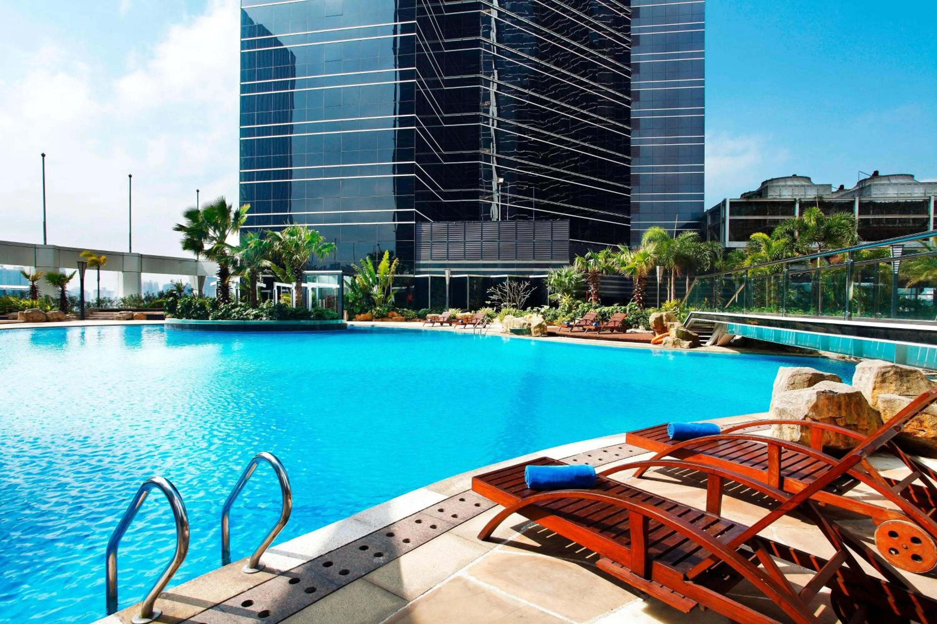 Swimming pool in Sheraton Shenzhen Futian Hotel