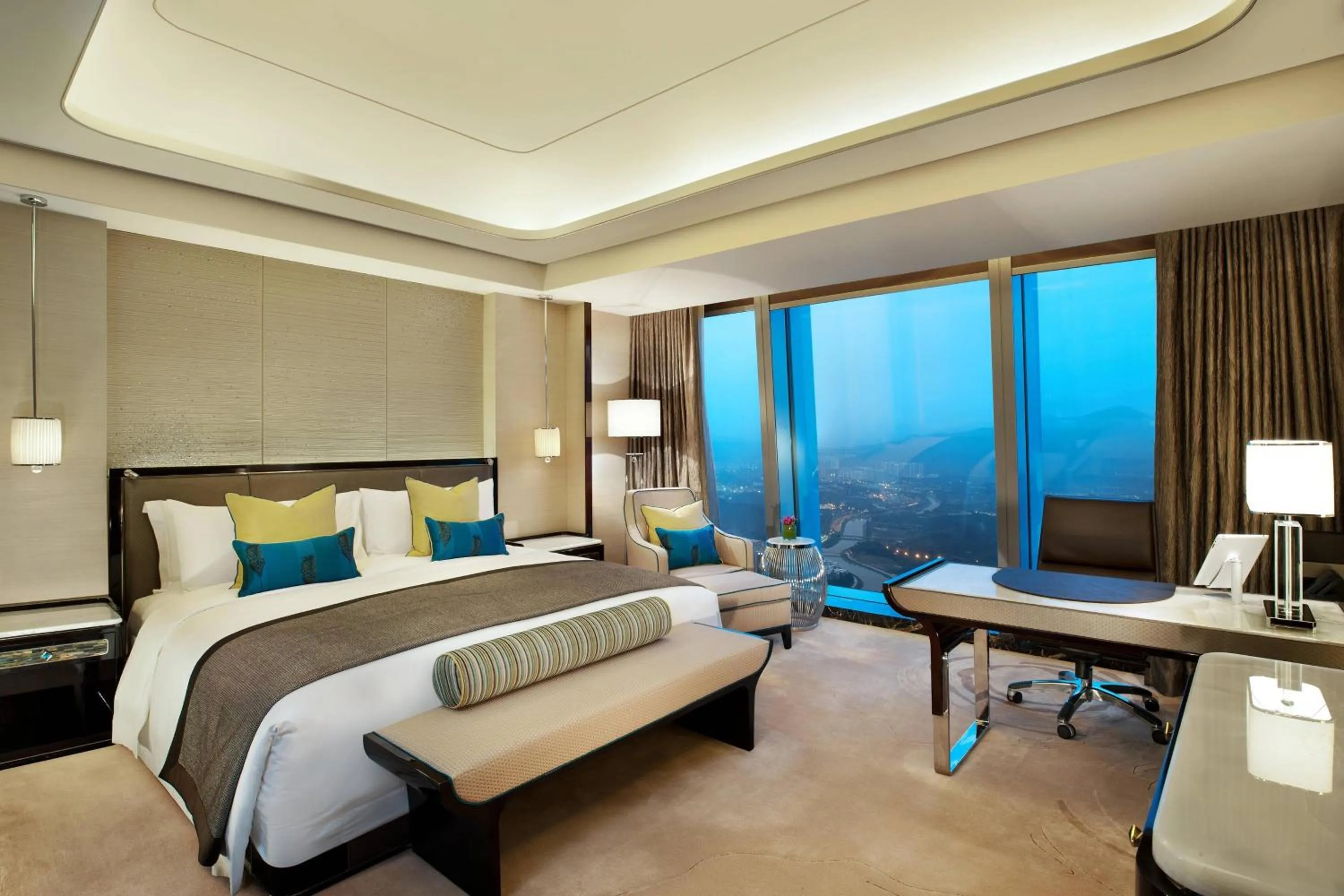 Photo of the whole room, Bed in The St. Regis Shenzhen