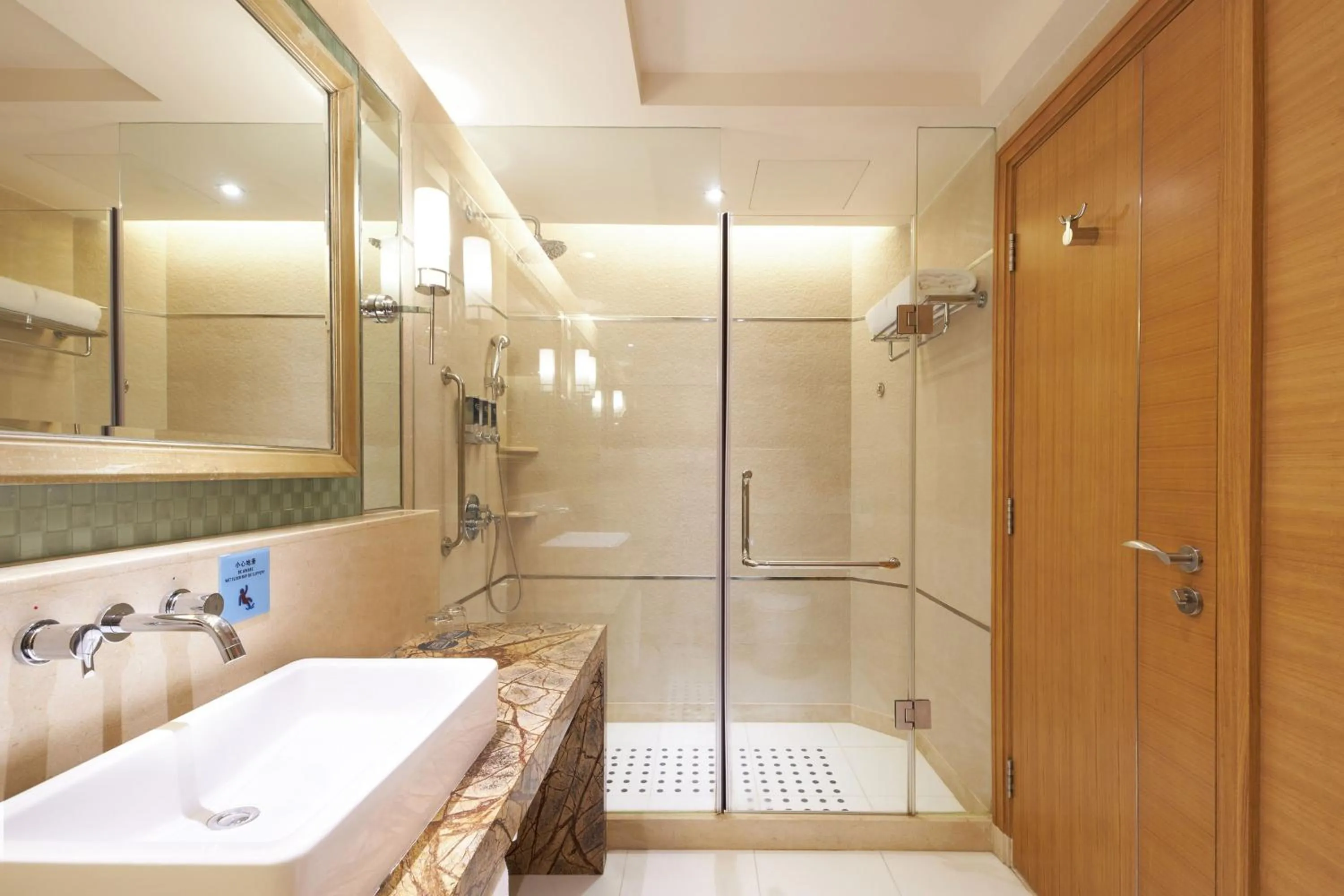 Photo of the whole room in Four Points by Sheraton Shenzhen