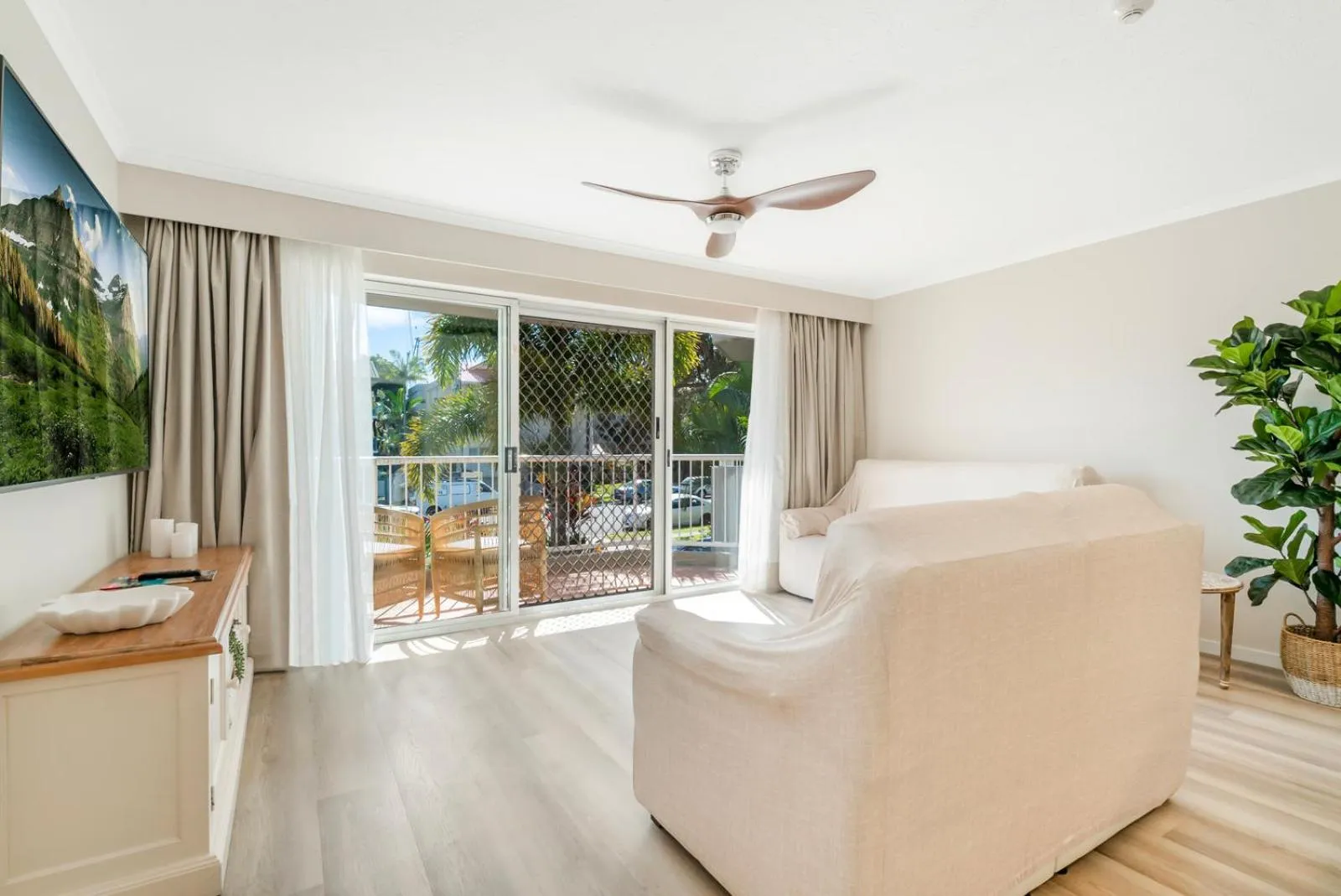 Balcony/Terrace, Bed in Markham Court