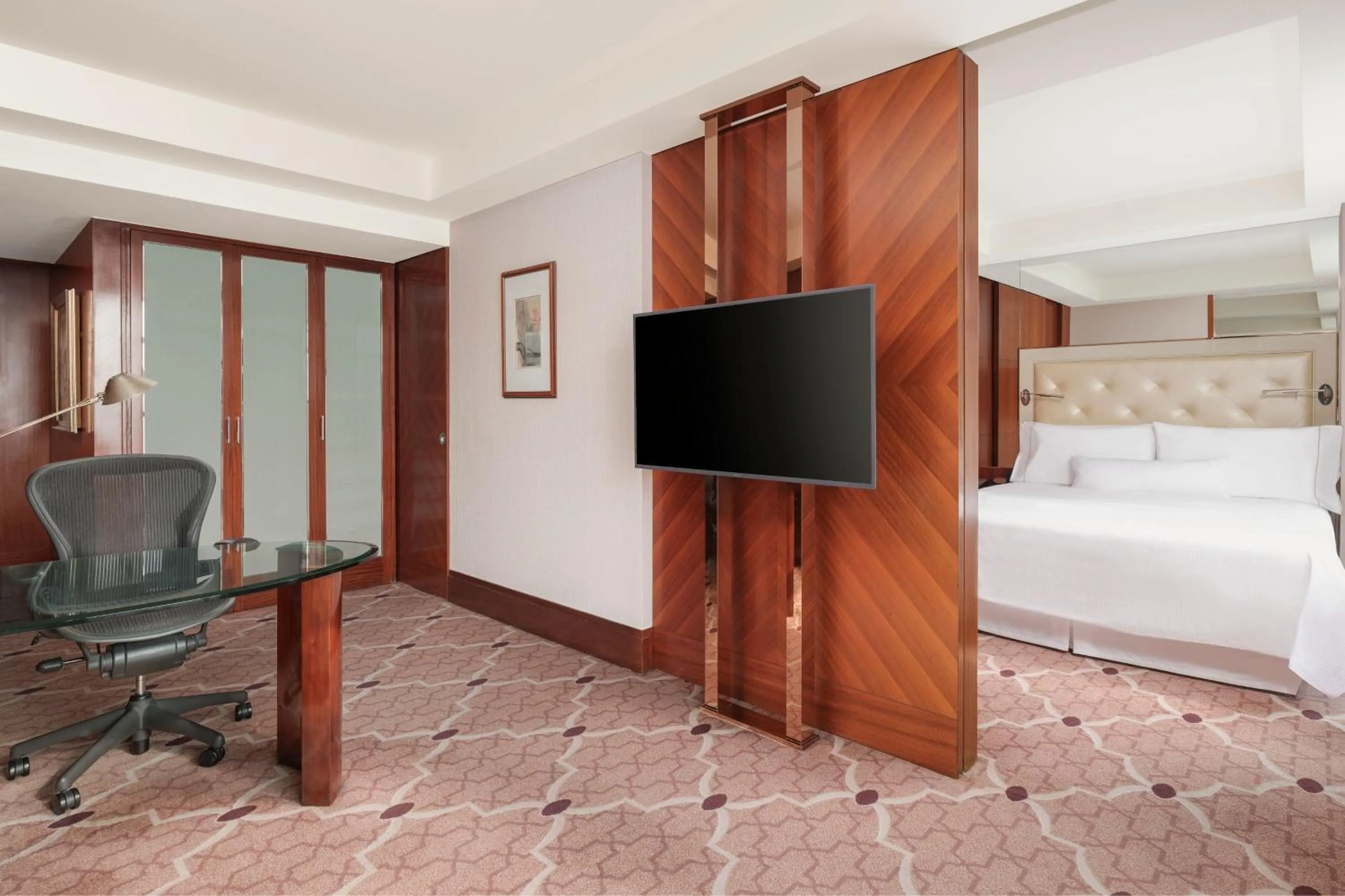 Photo of the whole room, Bed in The Westin Bund Center, Shanghai