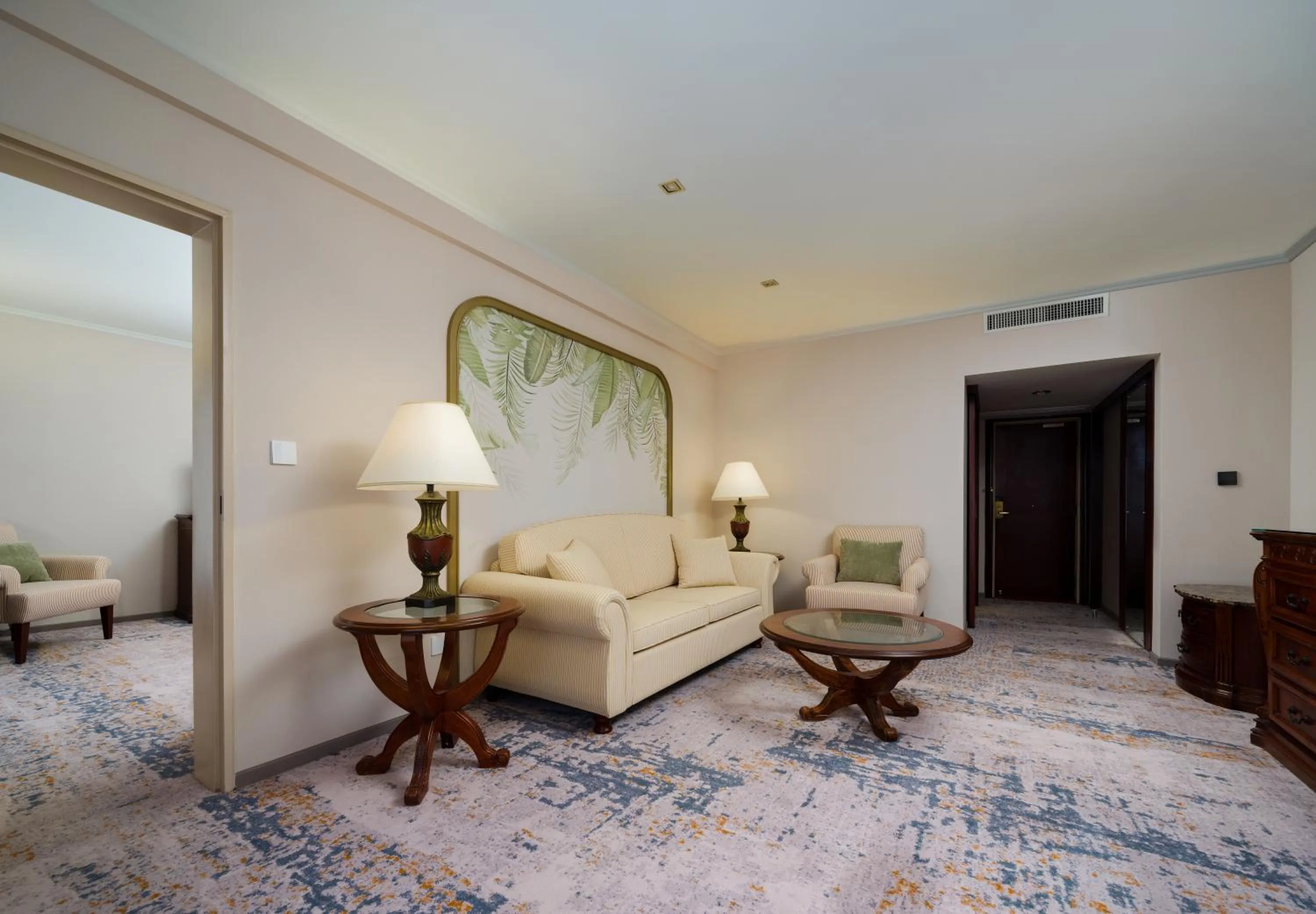 Living room, Bed in Swissôtel Living Shanghai Hongqiao & Hotel Shanghai Hongqiao - Handwritten Collection