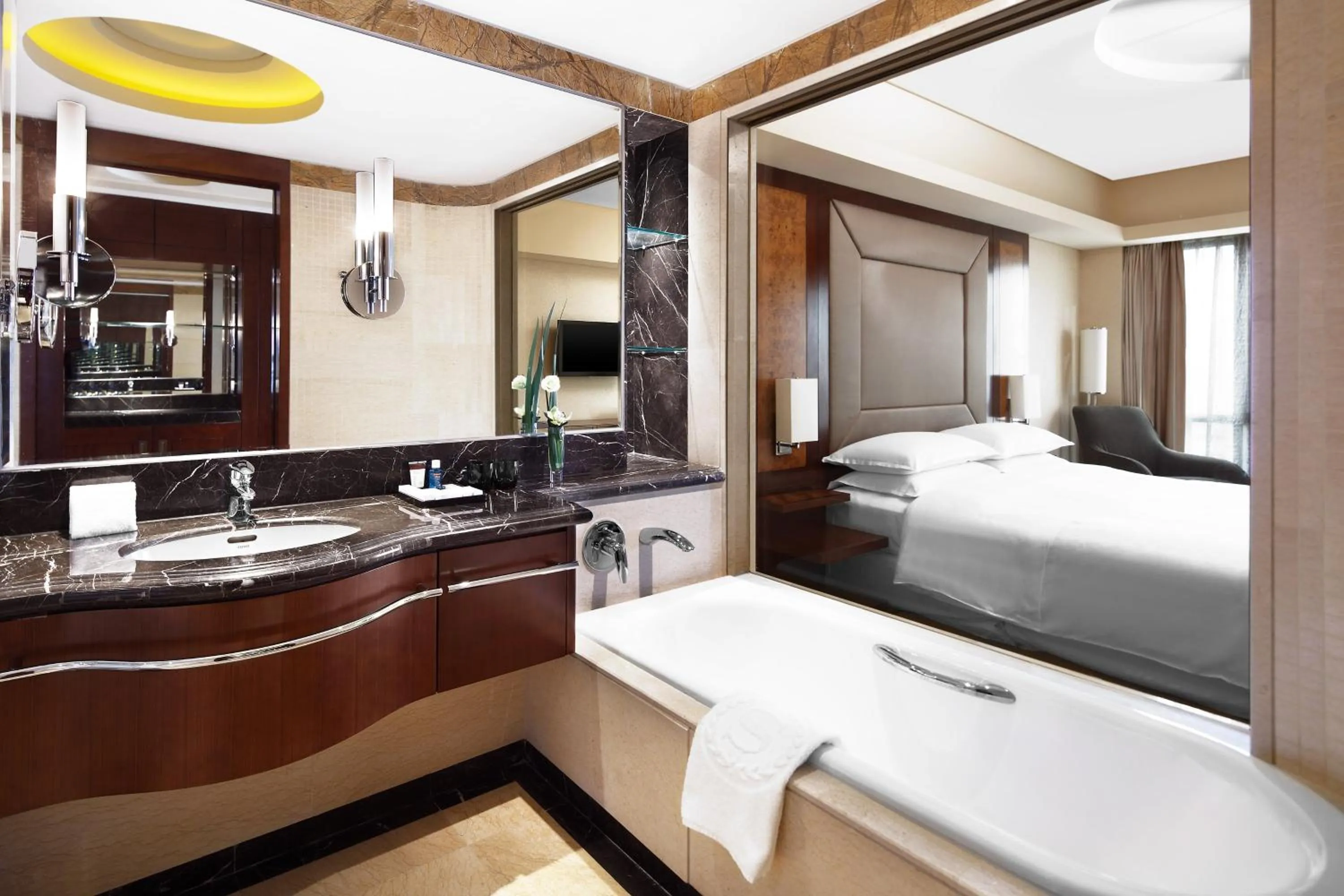Bathroom, Bed in Sheraton Wenzhou Hotel