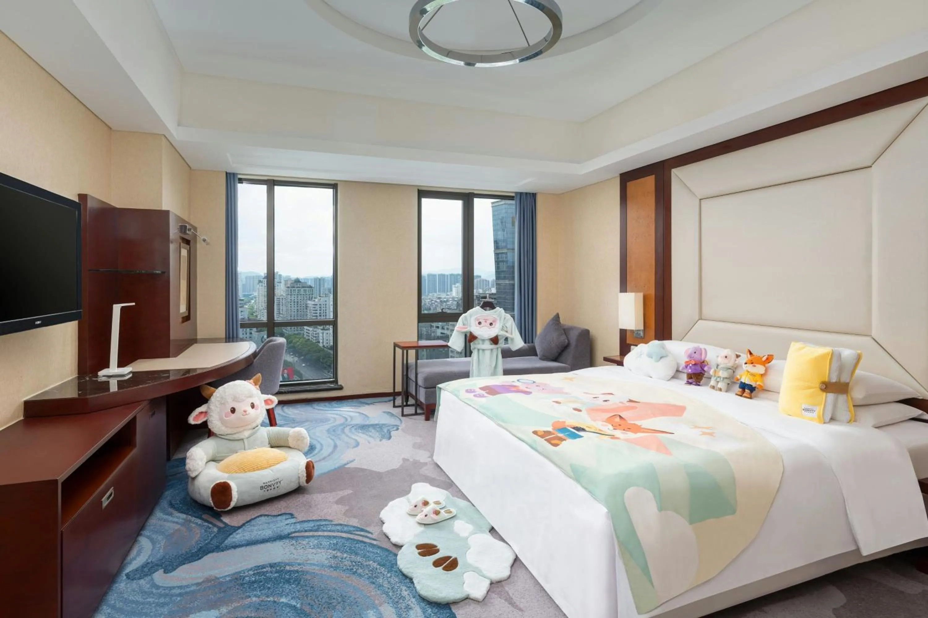 Photo of the whole room, Bed in Sheraton Wenzhou Hotel