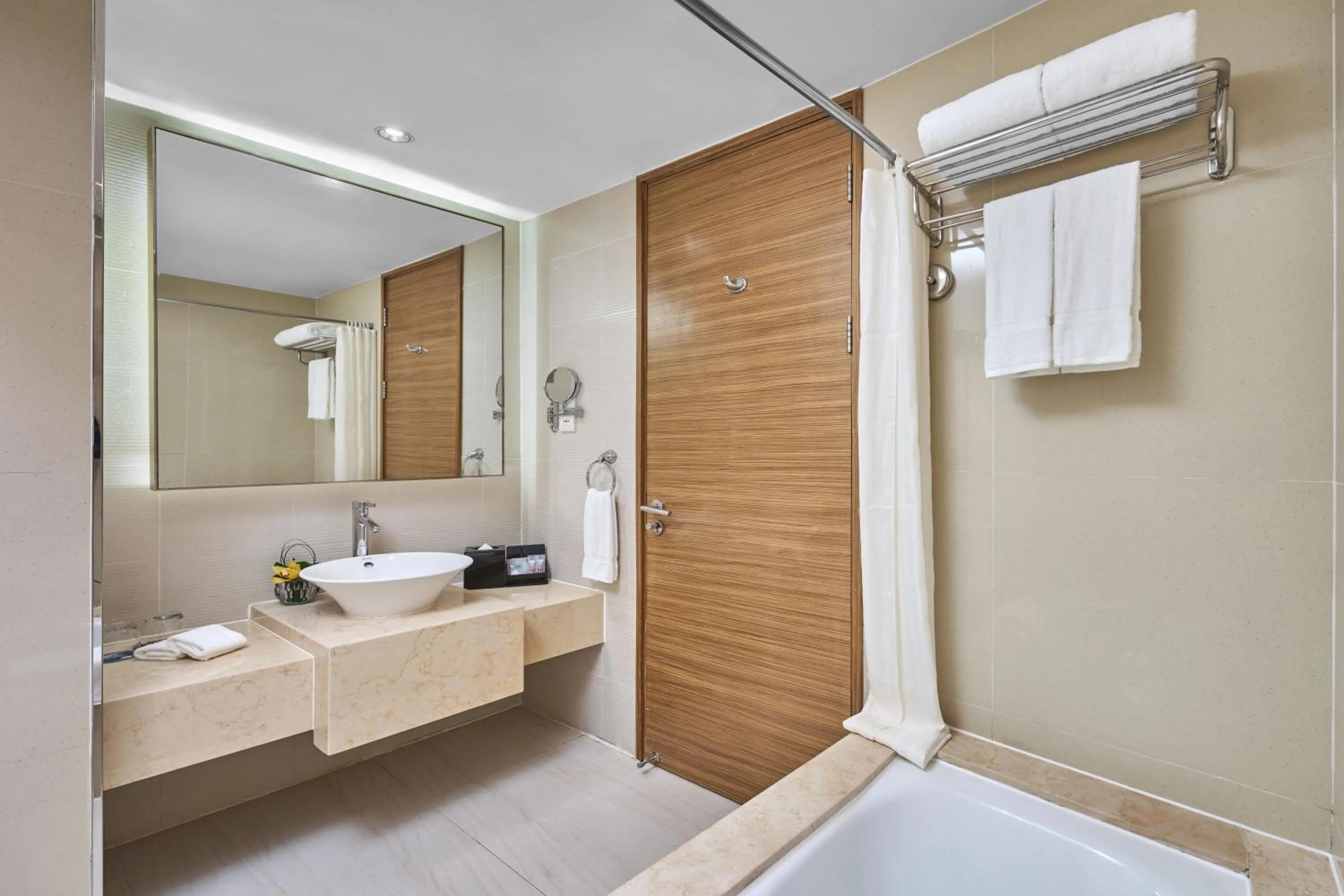 Toilet, Bed in Four Points by Sheraton Shanghai, Daning
