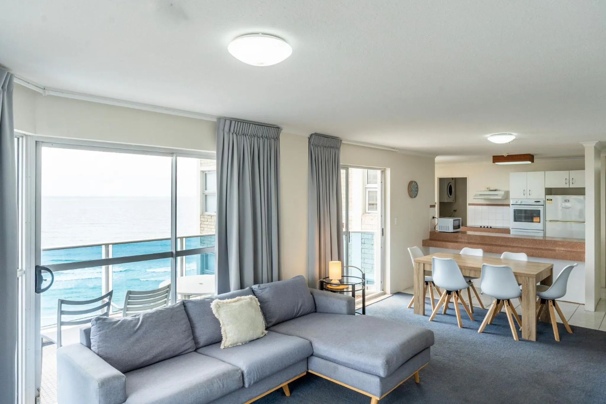 Kitchen or kitchenette in Grosvenor Beachfront Apartments Surfers Paradise