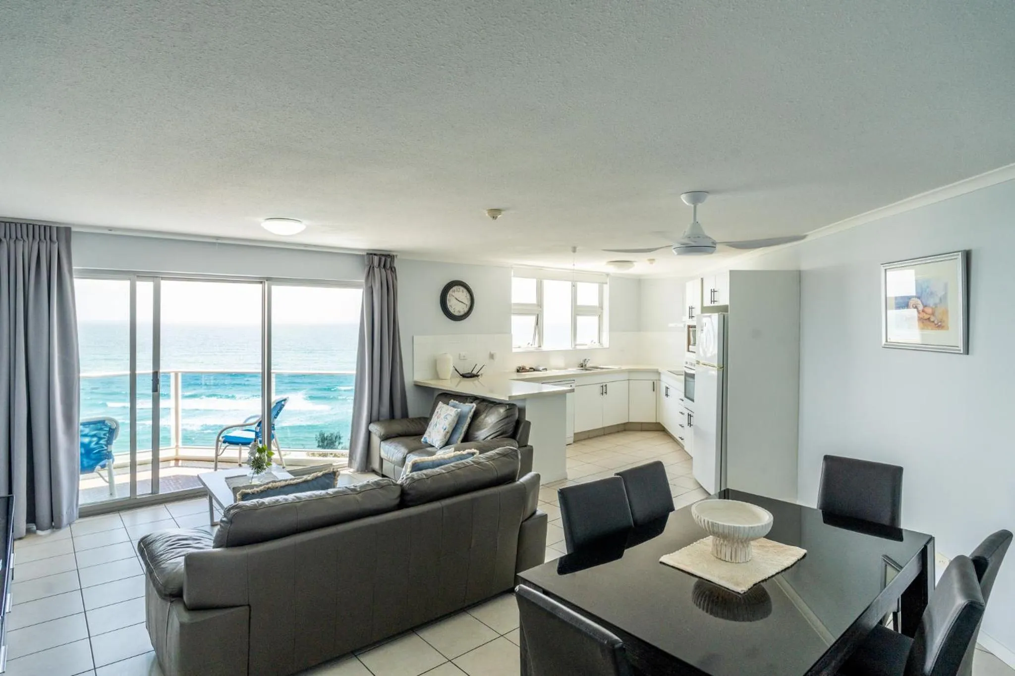 Kitchen or kitchenette in Grosvenor Beachfront Apartments Surfers Paradise