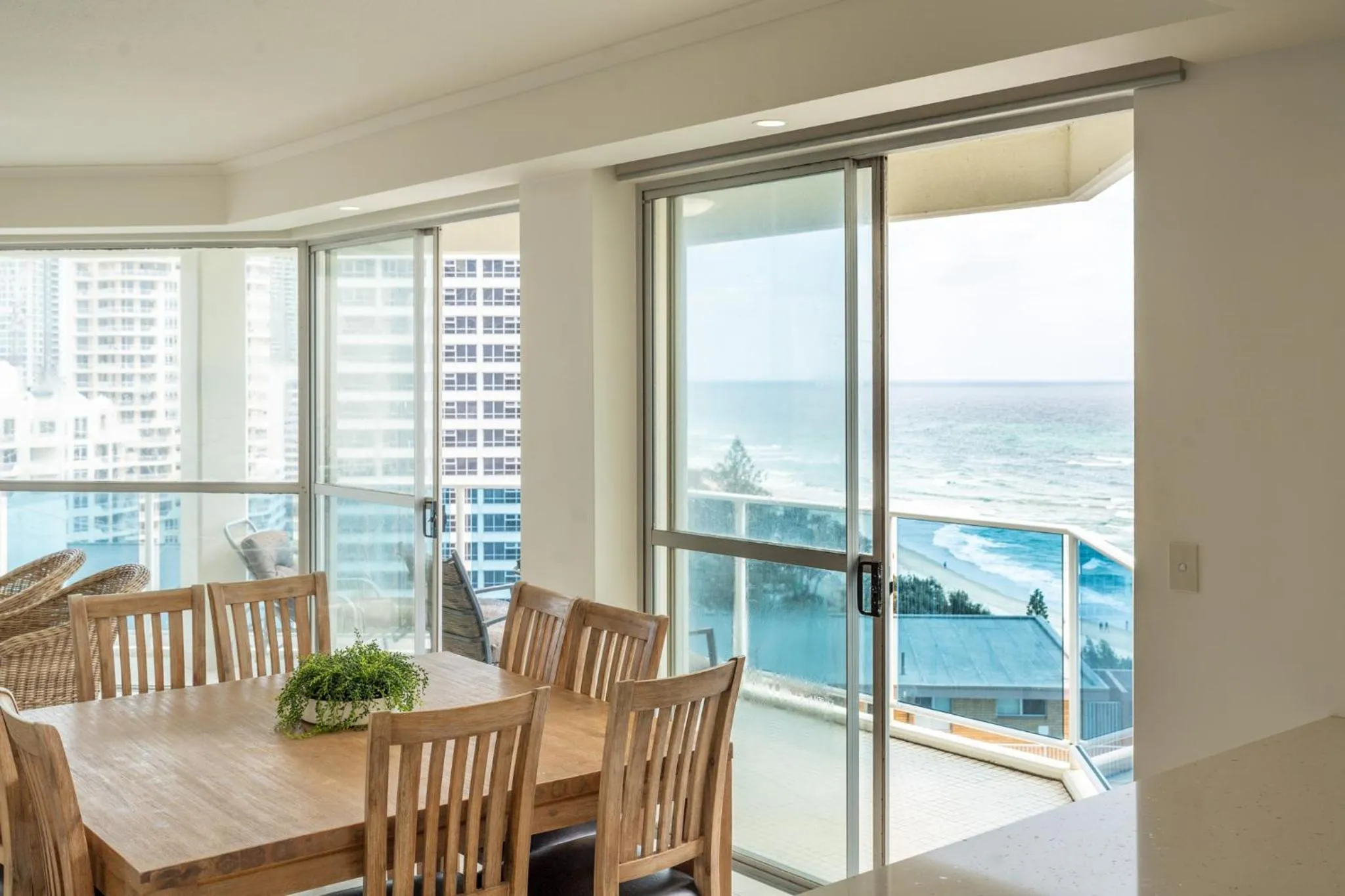 Dining area in Grosvenor Beachfront Apartments Surfers Paradise