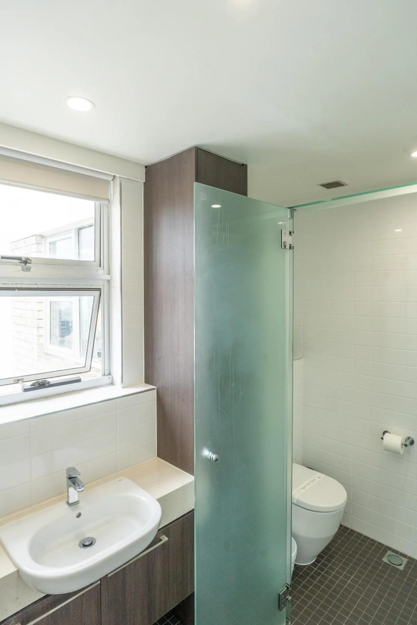 Bathroom in Grosvenor Beachfront Apartments Surfers Paradise