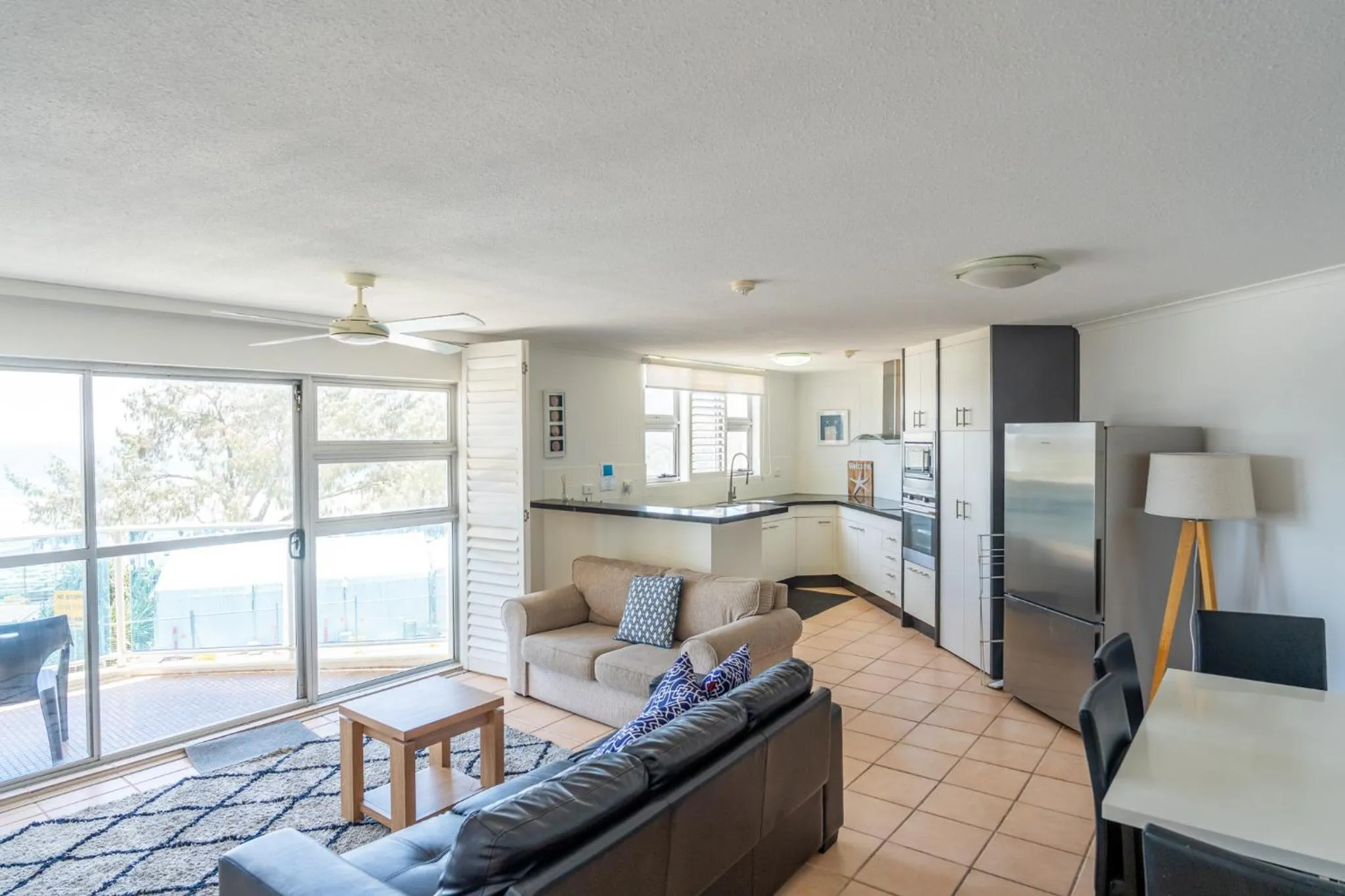 Kitchen or kitchenette in Grosvenor Beachfront Apartments Surfers Paradise