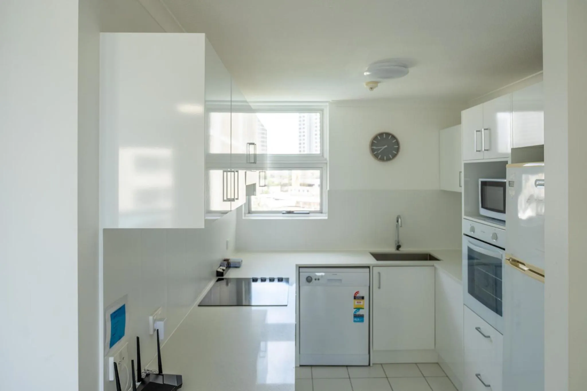 Kitchen or kitchenette in Grosvenor Beachfront Apartments Surfers Paradise