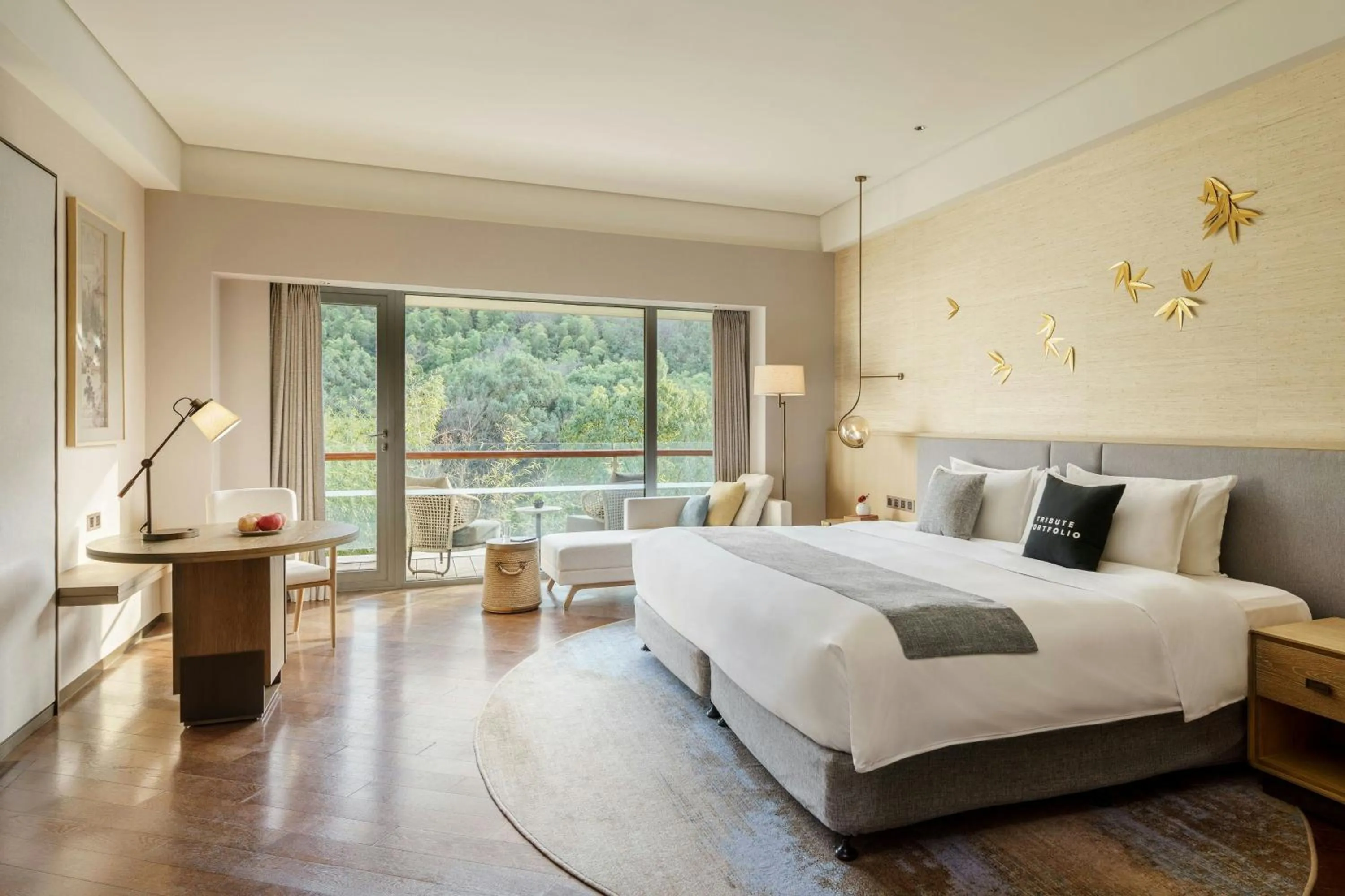 Photo of the whole room, Bed in Le Méridien Shanghai Sheshan