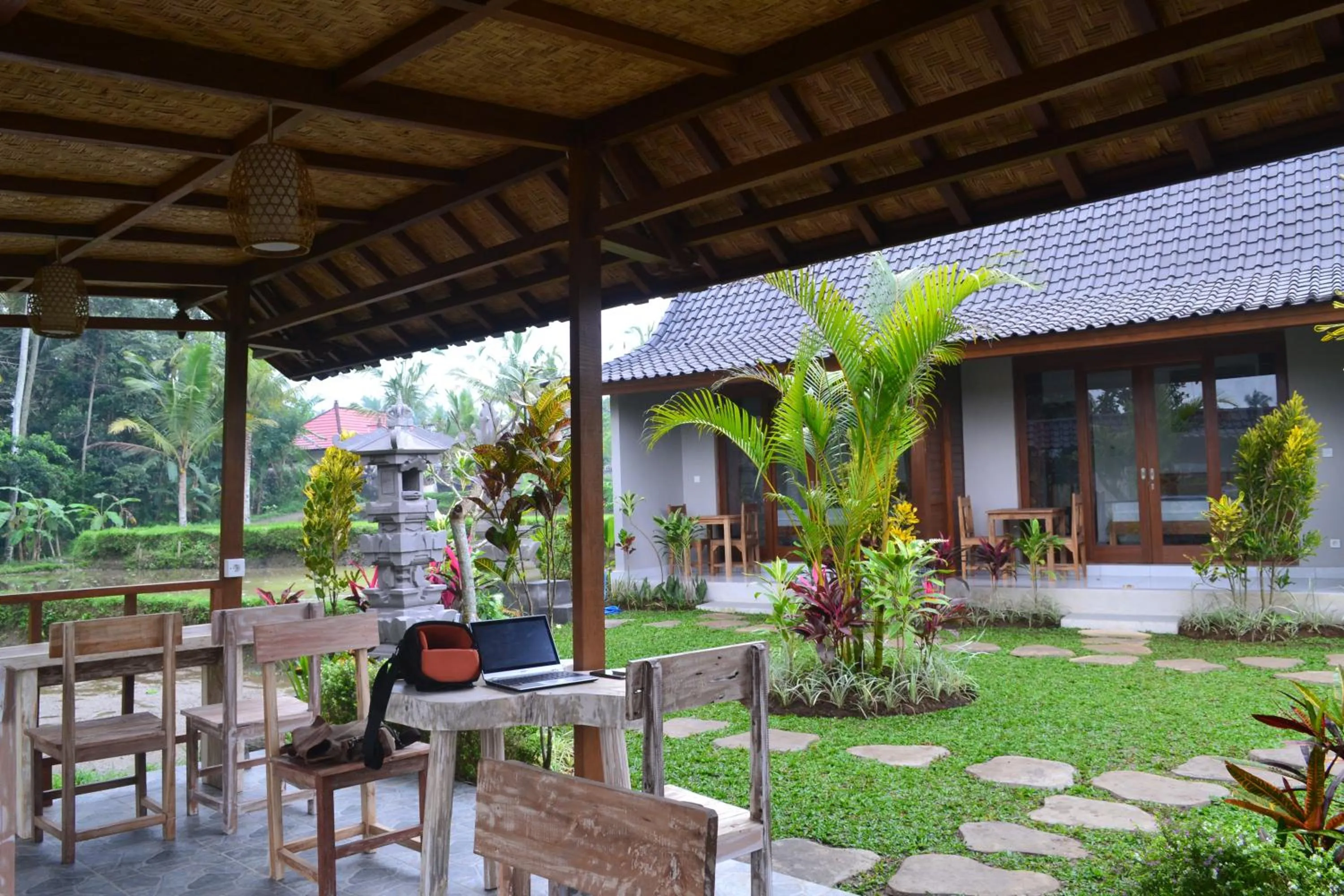 Communal lounge/ TV room in Buda Cottage Ubud