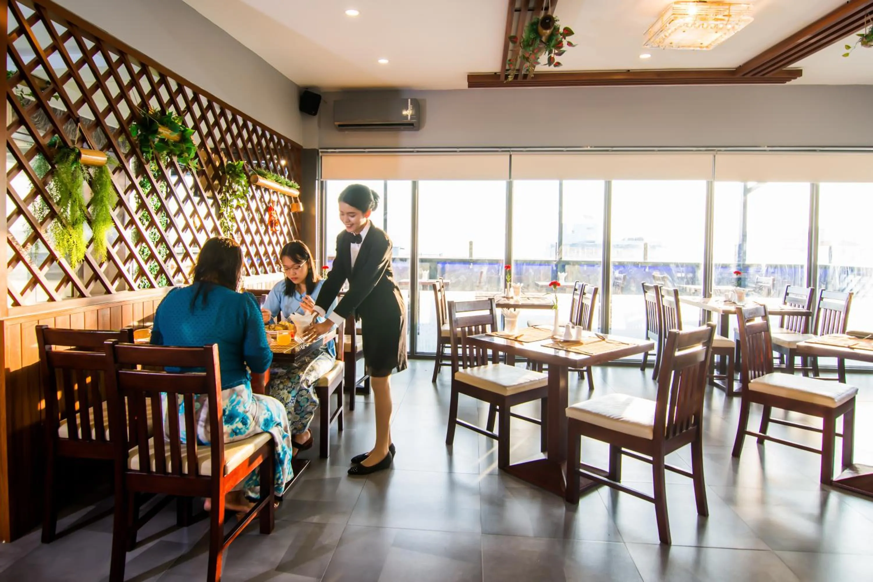 Restaurant/places to eat in Botahtaung Hotel