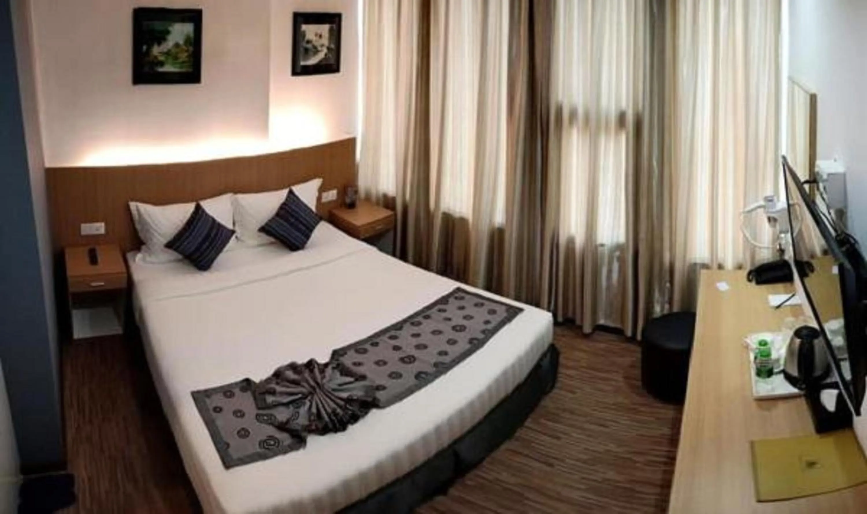 Bedroom in Botahtaung Hotel