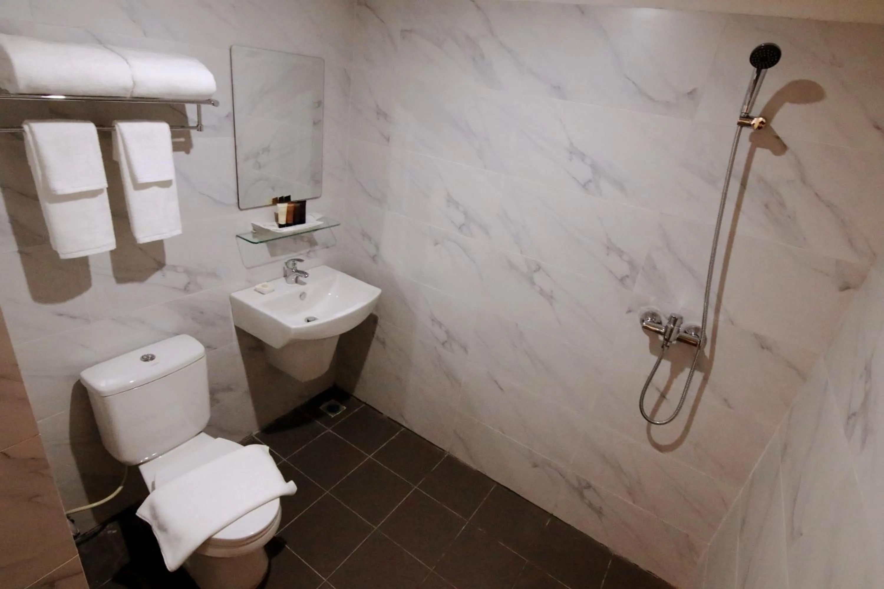 Bathroom in Botahtaung Hotel