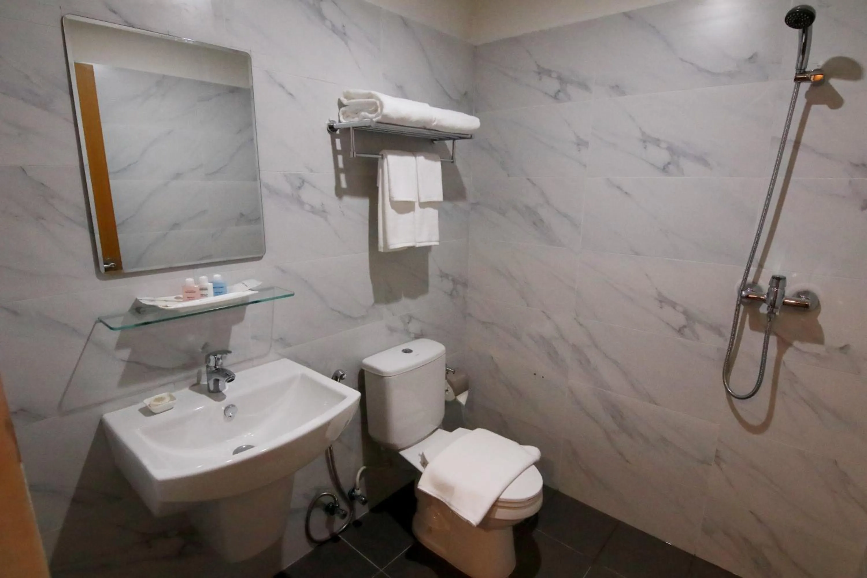 Bathroom in Botahtaung Hotel