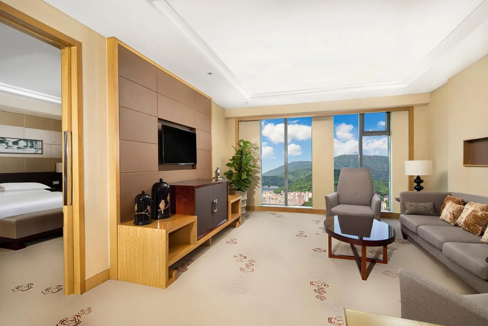 Photo of the whole room, Bed in Sheraton Wuxi Binhu Hotel