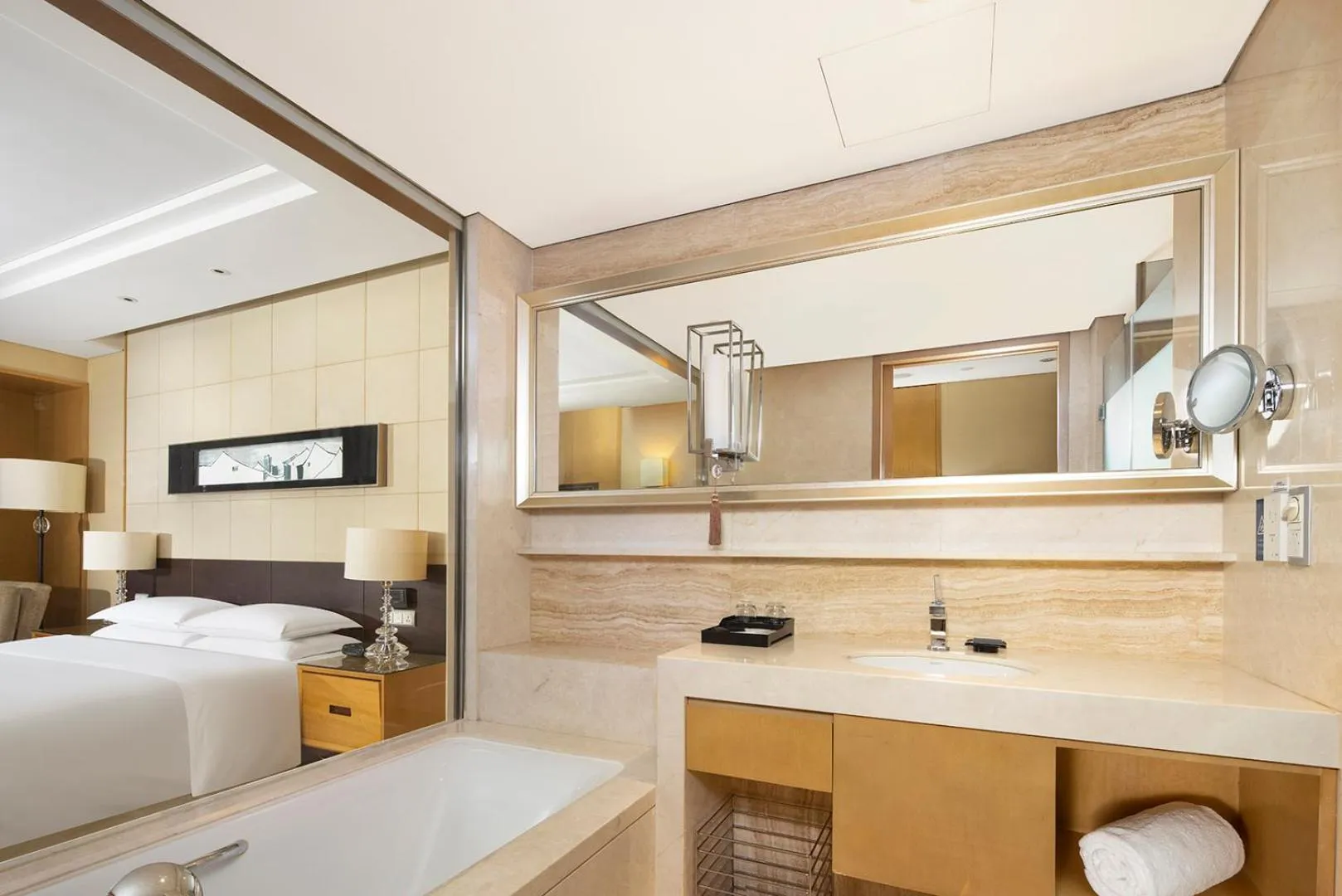 Bathroom, Bed in Sheraton Wuxi Binhu Hotel