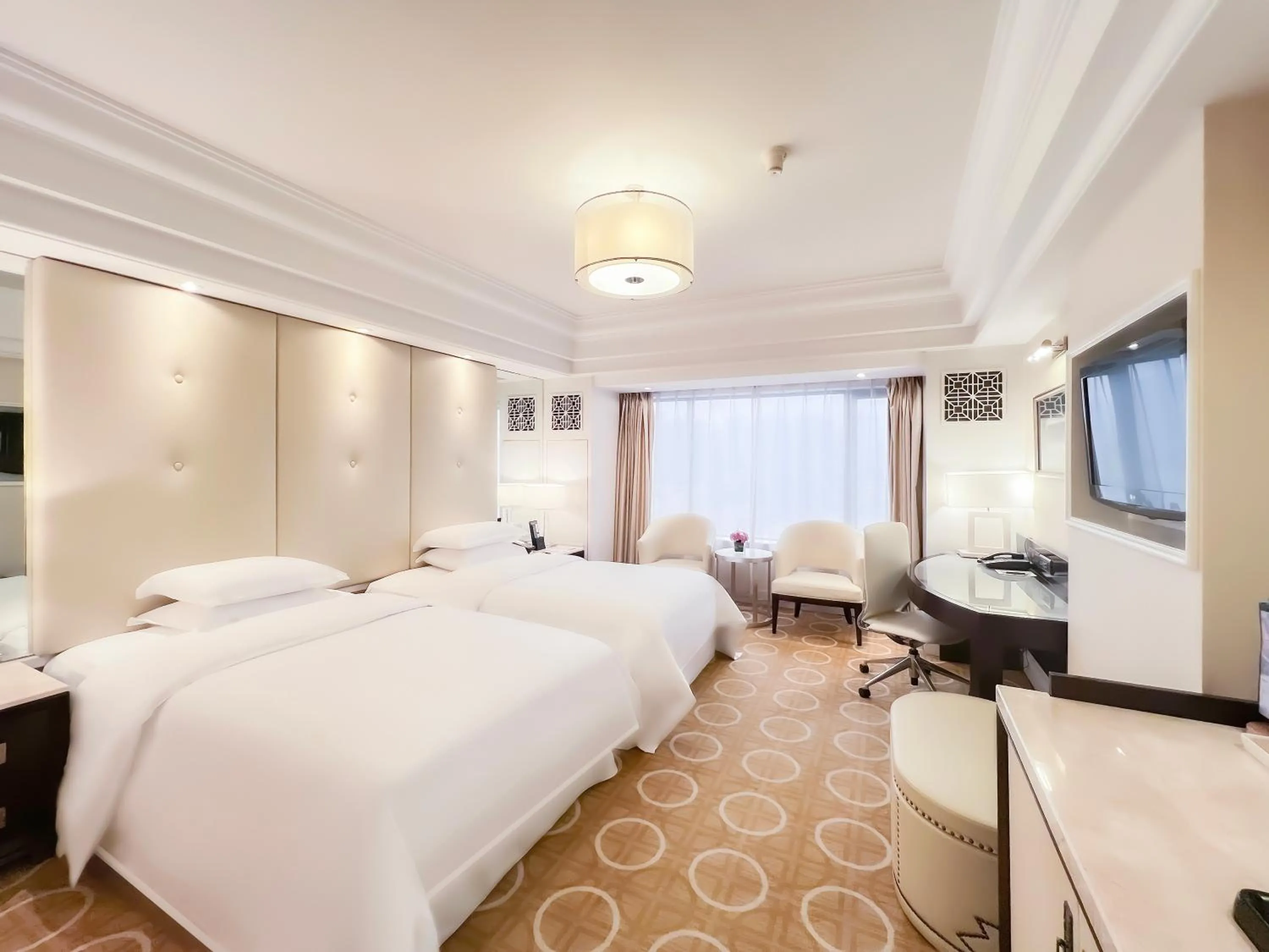 Photo of the whole room, Bed in Sheraton Xi'an Hotel